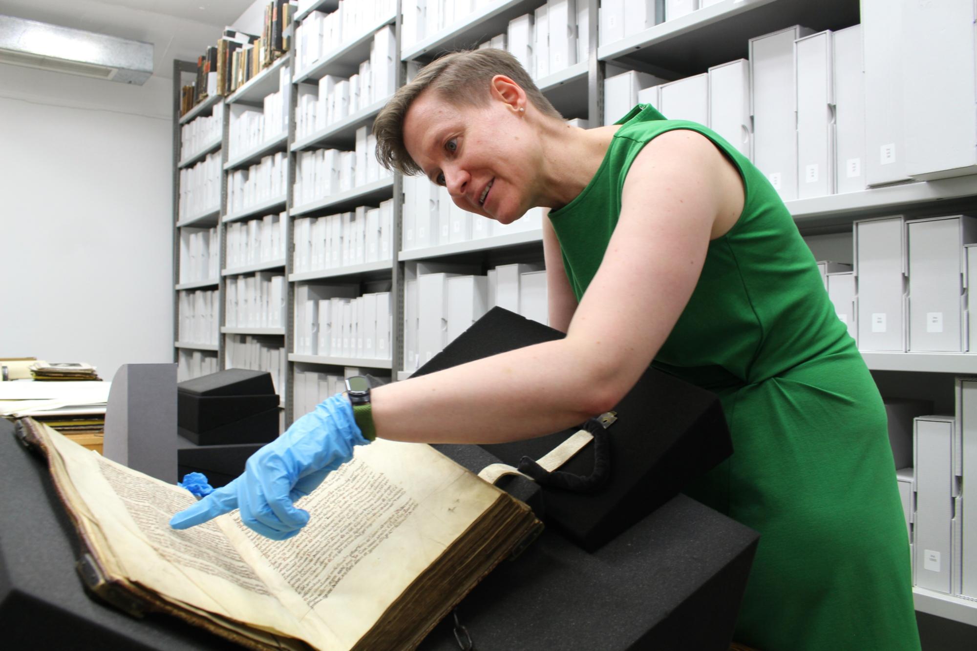 Mainz, 29. Juli 2026: In der Schatzkammer der Martinus-Bibliothek erläutert Dr. Hedwig Suwelack Handschrift Nr. 3:  Das Sakristeibuch des Mainzer Domes war von 1362 bis 1511 in Gebrauch.