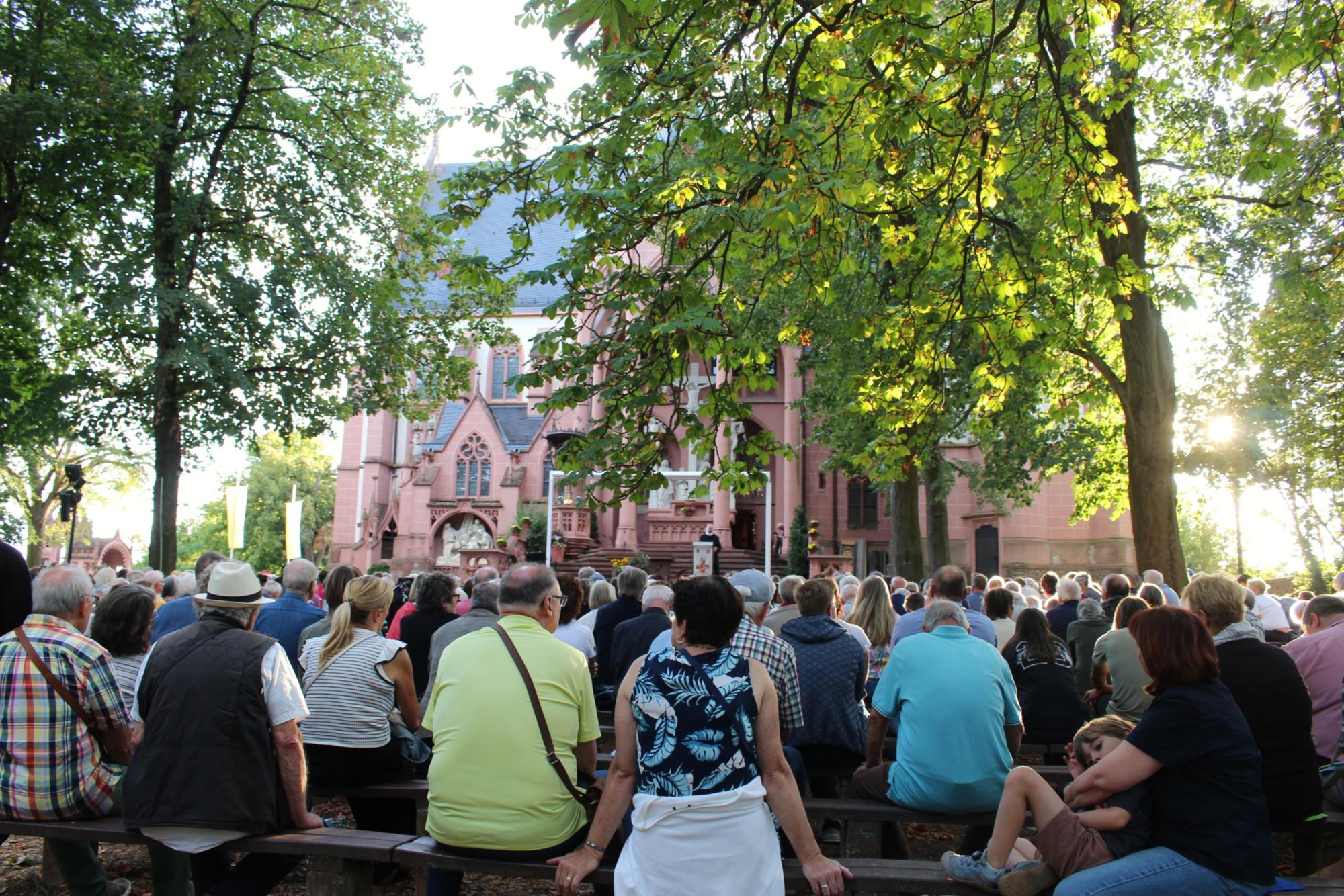 Bingen, 20. August 2026: Zum Vortrag von Pater Anselm Grün OSB am Donnerstagabend waren alle Plätze vor der Rochuskapelle besetzt.