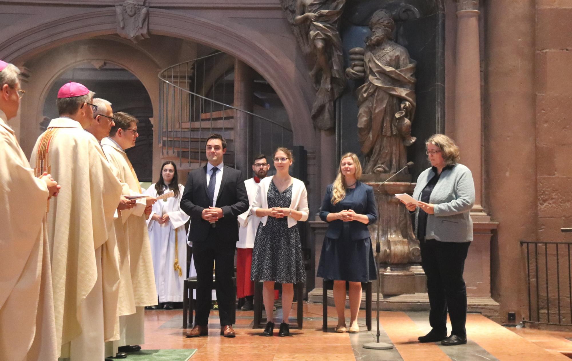 Mainz, 7.9.2019: Carola Daniel (r.) stellt die Kandiaten dem Bischof vor. (c) Bistum Mainz / Matschak