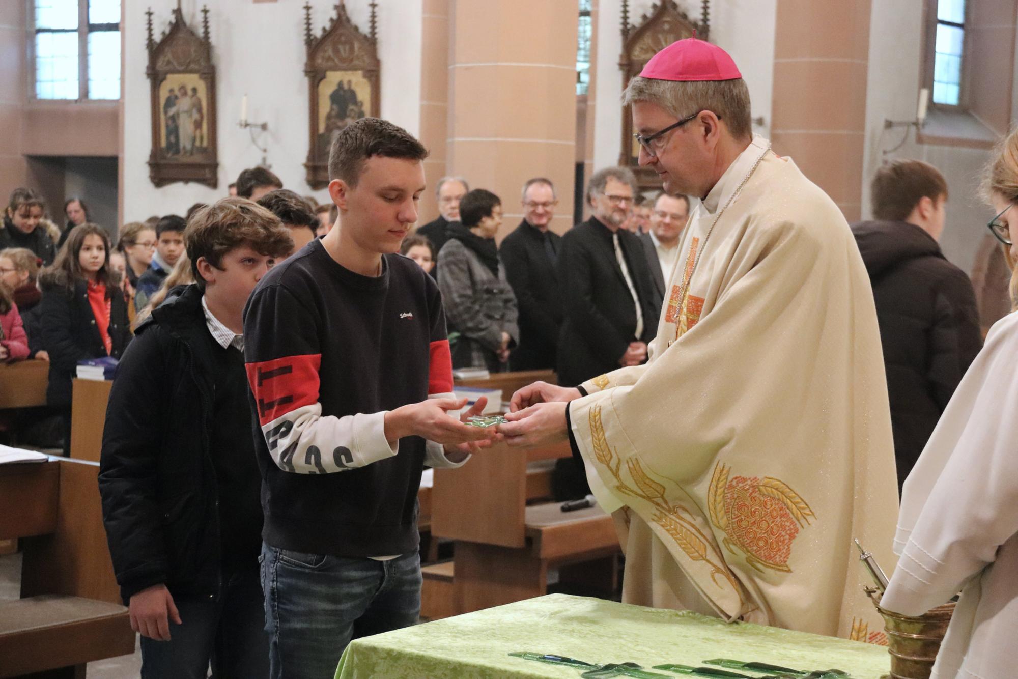 Bad Nauheim, 17.1.2020: Bischof Peter Kohlgraf übergibt die gesegneten Kreuze den Schülern der St. Lioba-Schule
