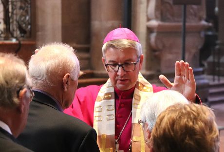Mainz, 22.9.2019: Bischof Peter Kohlgraf segnet ein Ehepaar.