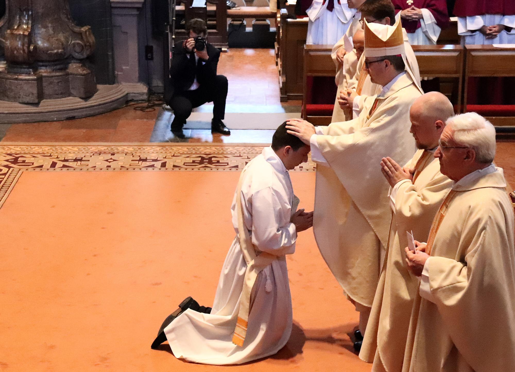 Mainz, 22.6.2019: Bischof Peter Kohlgraf weiht Maximilian Eichler durch Handauflegung und Gebet zum Priester.