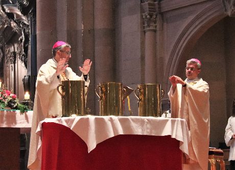 Mainz, 28.8.2020: Weihe der Heiligen Öle mit Bischof Peter Kohlgraf (l.) und Weihbischof Dr. Udo Markus Bentz