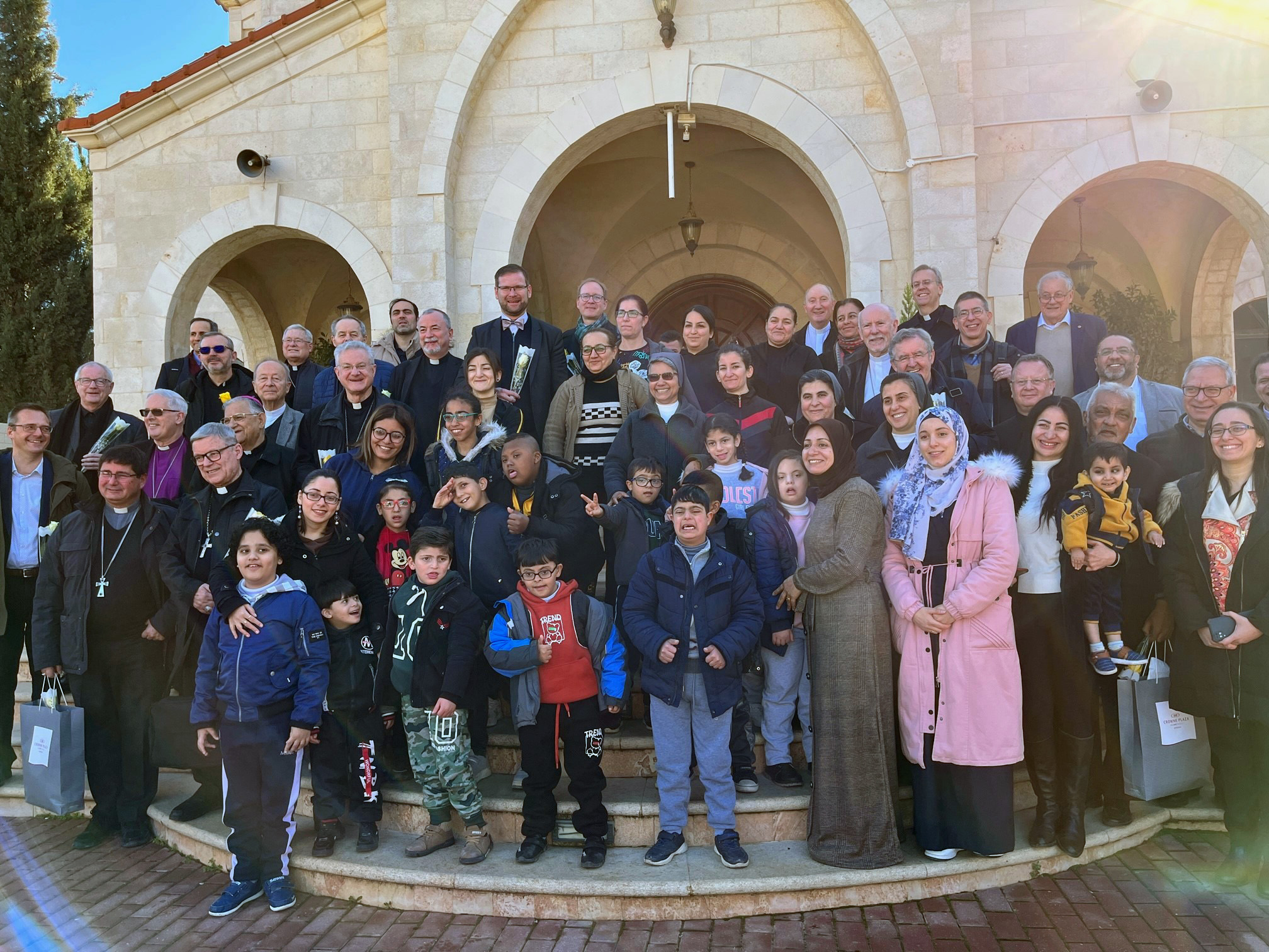 23. Internationale Bischofstreffen im Heiligen Land (14. bis 19. Januar 2023) – Jordanien: Teilnehmer des Bischofstreffens im Our Lady of Peace Center für Menschen mit Behinderung in Amman am 18.01.2023