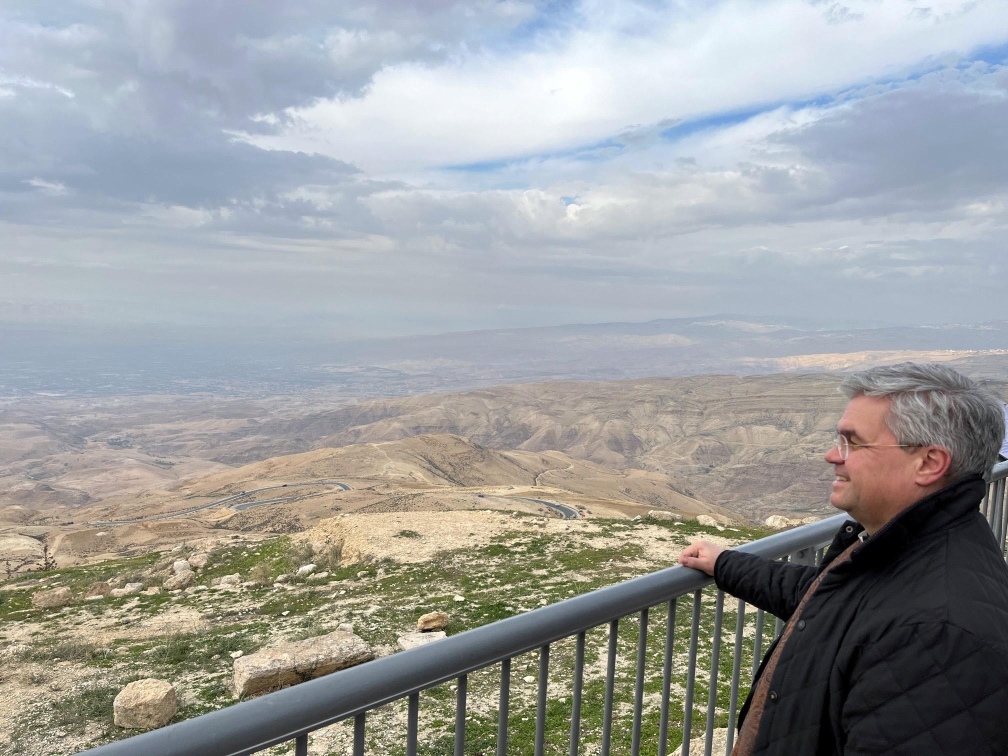 23. Internationale Bischofstreffen im Heiligen Land (14. bis 19. Januar 2023) – Jordanien: Weihbischof Udo Markus Bentz schaut von Berg Nebo ins gelobte Land