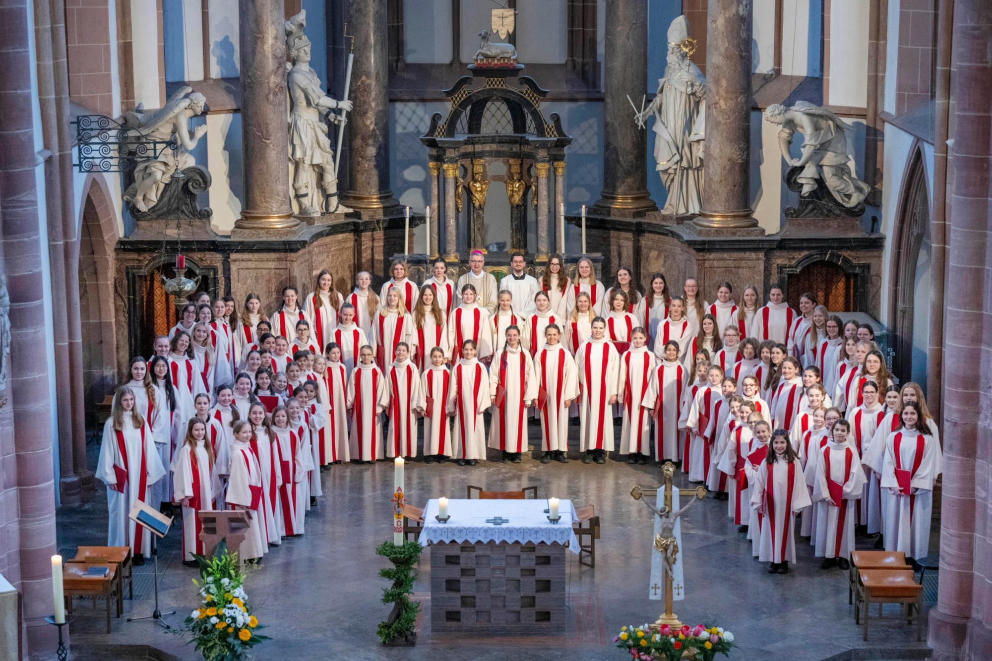 Mädchenchor am Dom und St. Quintin Mainz mit Bischof Kohlgraf und Domkantor Kaltenbach (c) Foto Peter Pulkowski