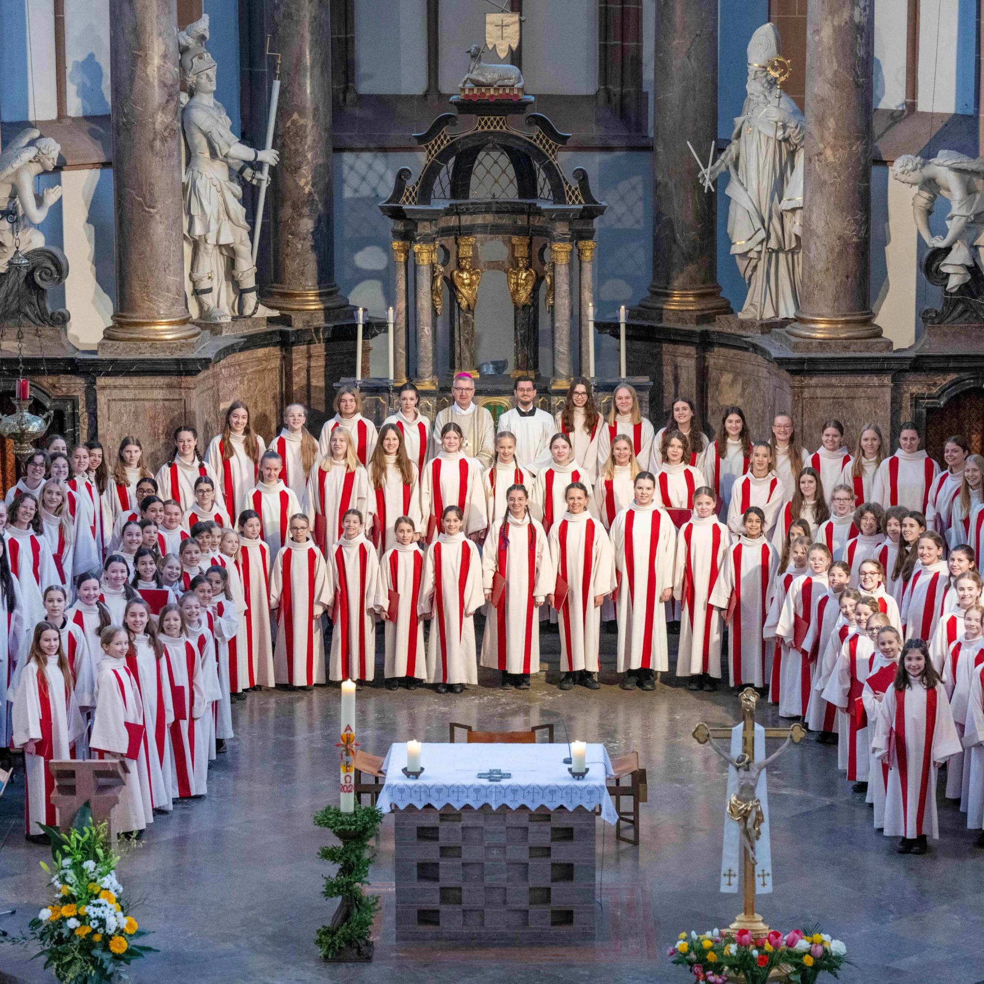 Mädchenchor am Dom und St. Quintin Mainz mit Bischof Kohlgraf und Domkantor Kaltenbach