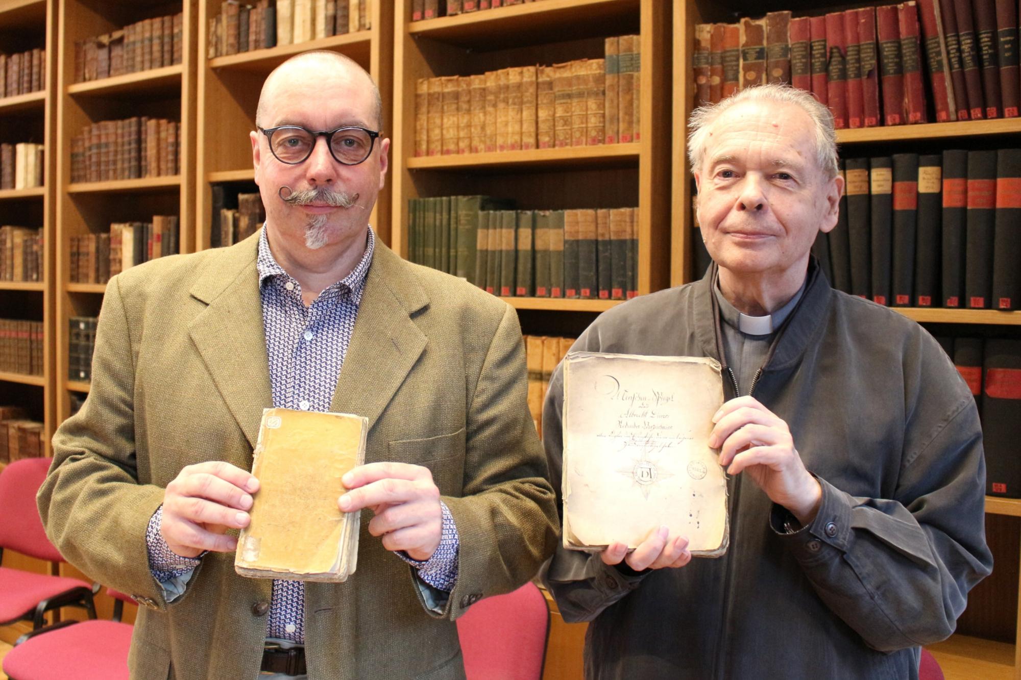 Mainz, 6. Juli 2021: Dr. Gerhard Kölsch (links) und Dr. Helmut Hinkel mit den beiden in der Martinus-Bibliothek wieder entdeckten Manuskripten des Dürer-Werkkataloges.