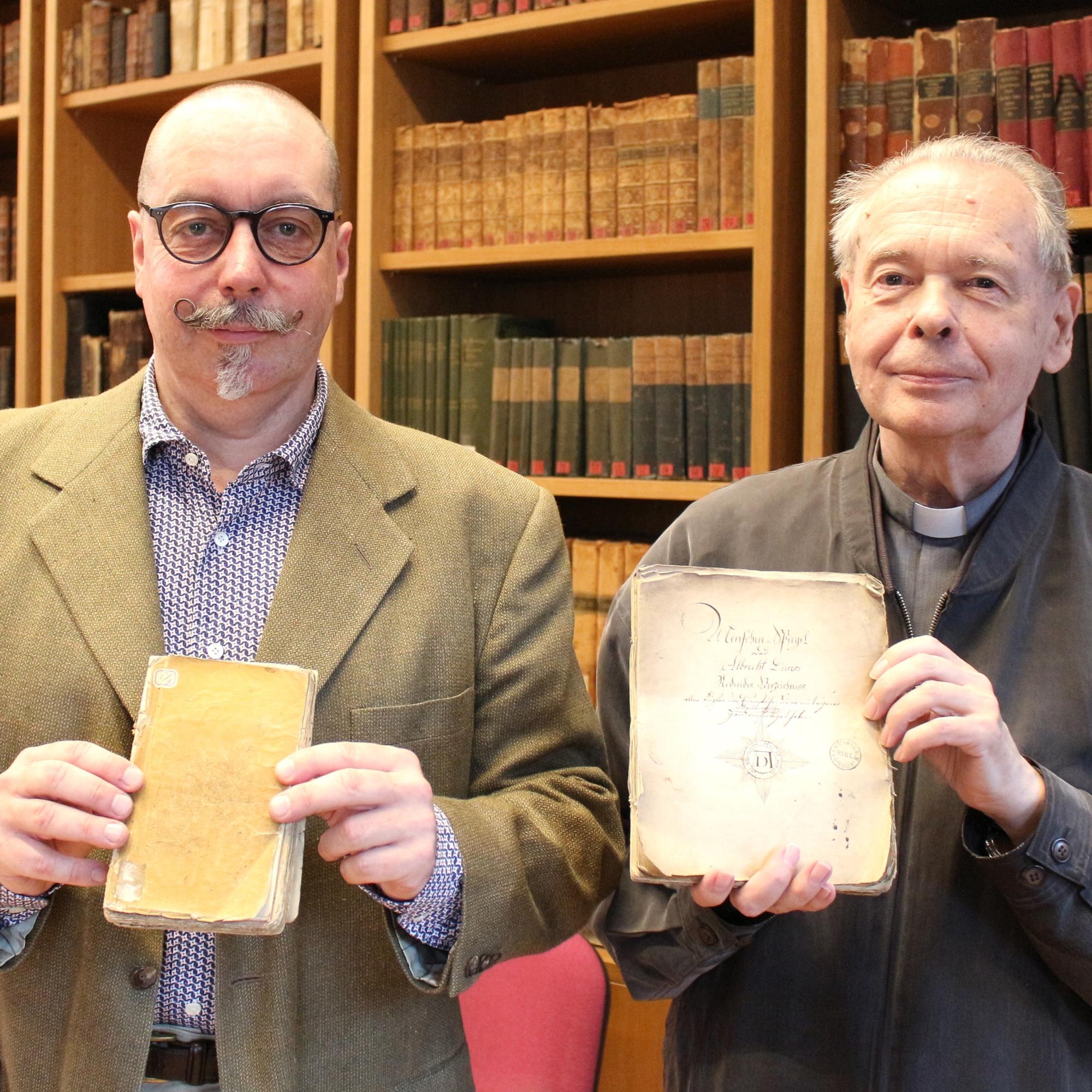 Mainz, 6. Juli 2021: Dr. Gerhard Kölsch (links) und Dr. Helmut Hinkel mit den beiden in der Martinus-Bibliothek wieder entdeckten Manuskripten des Dürer-Werkkataloges.