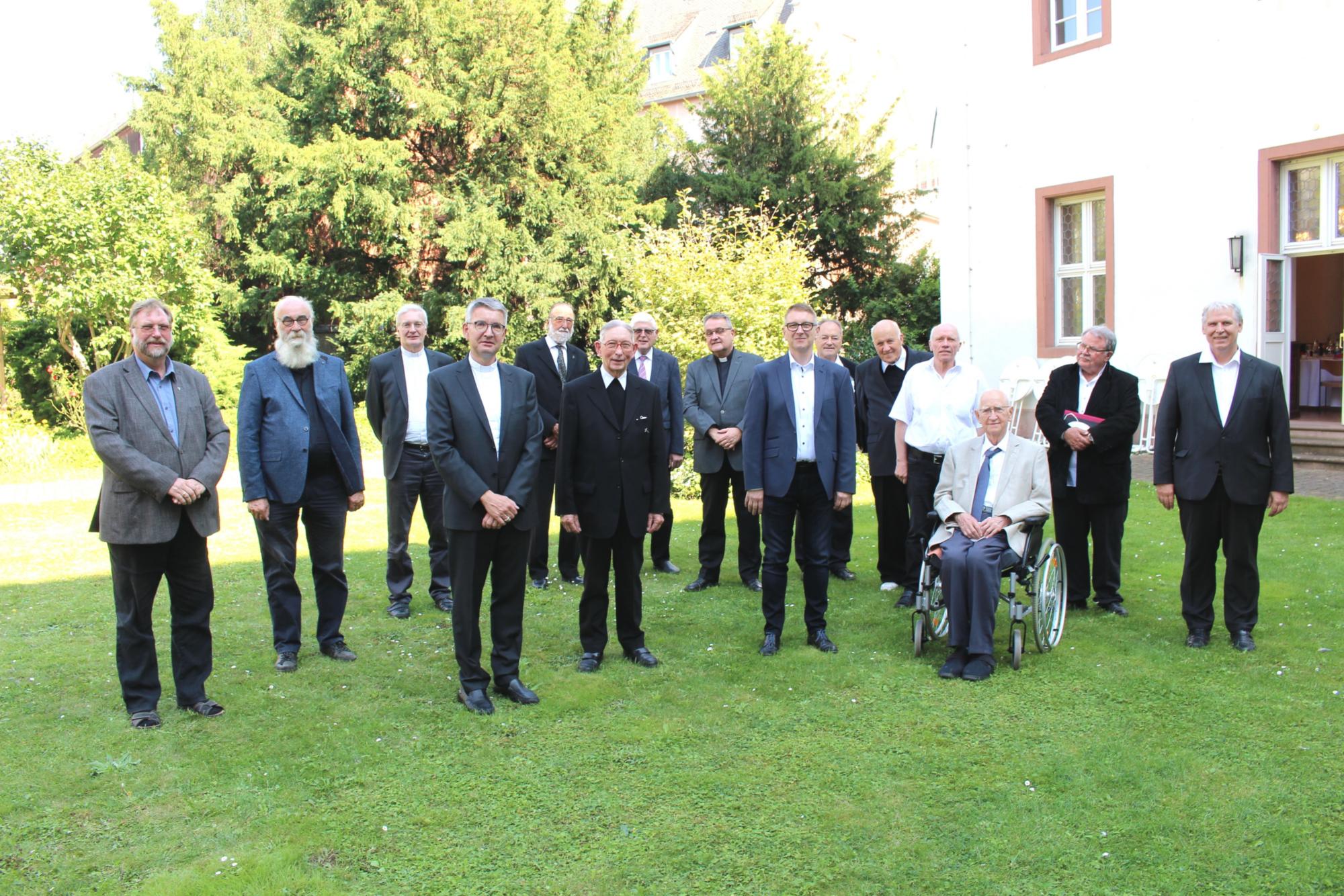 Mainz, 2. September 2021: Bischof Peter Kohlgraf mit dem Weihejubilaren im Garten des Mainzer Priesterseminars. (c) Bistum Mainz / Blum
