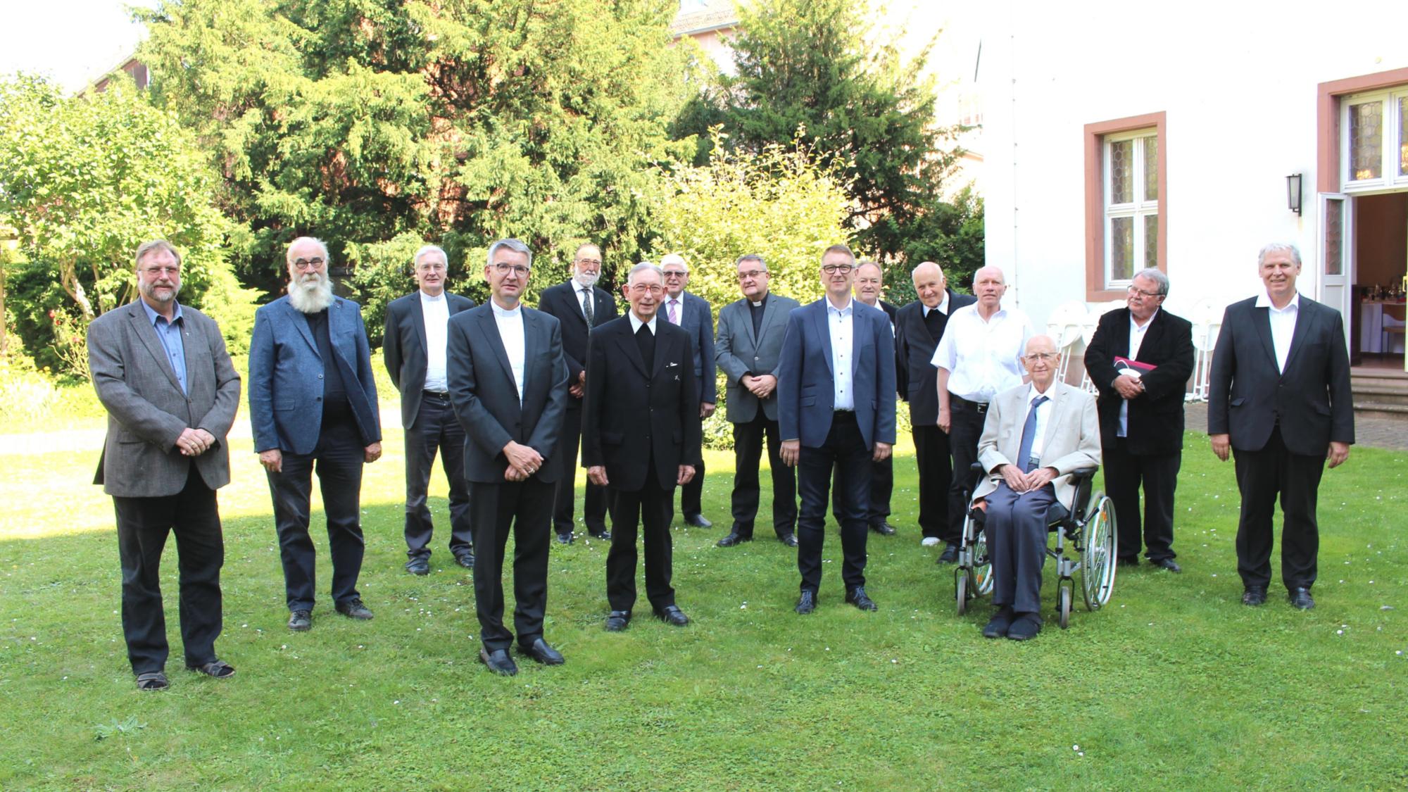 Mainz, 2. September 2021: Bischof Peter Kohlgraf mit dem Weihejubilaren im Garten des Mainzer Priesterseminars.