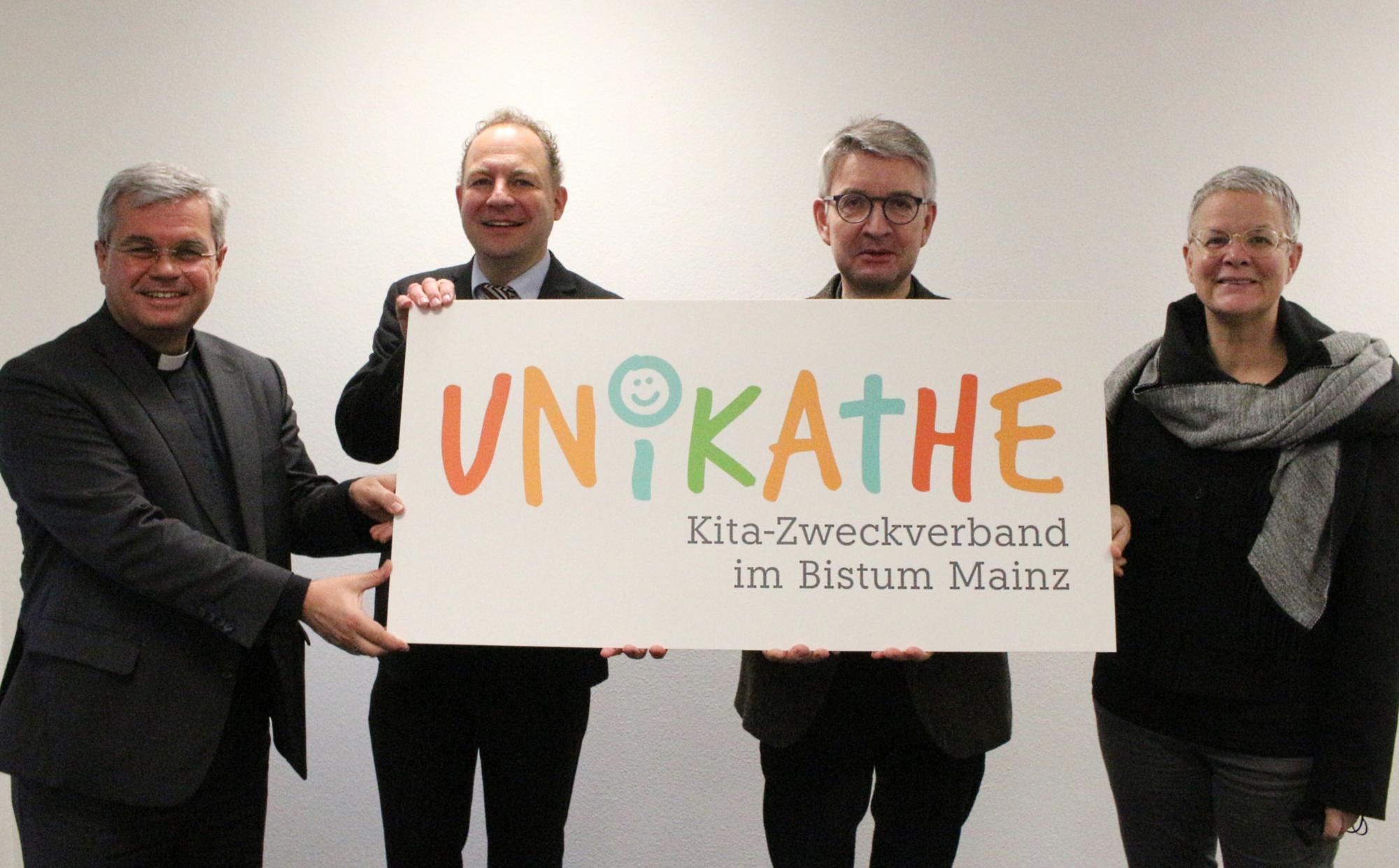 Mainz, 30. November 2021: Am 1. Juli 2022 geht der neue Kita-Zweckverband 'Unikathe' im Bistum Mainz an den Start: Vorstellung des neuens Namens und von Vorstand Daniel Poznanski (zweiter von links) durch (v.l.n.r.): Weihbischof Udo Markus Bentz, Bischof Peter Kohlgraf und Diözesancaritasdirektorin Nicola Adick.