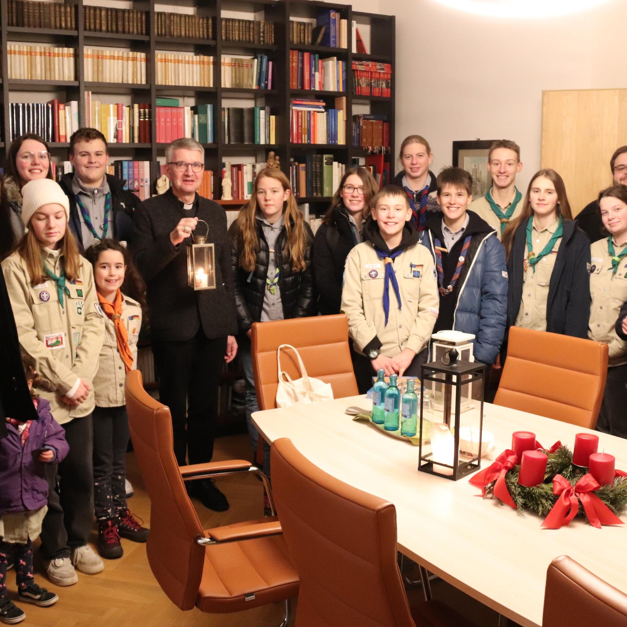 Pfadfinderinnen und Pfadfinder bringen das Friedenslicht aus Bethlehem zu Bischof Peter Kohlgraf
