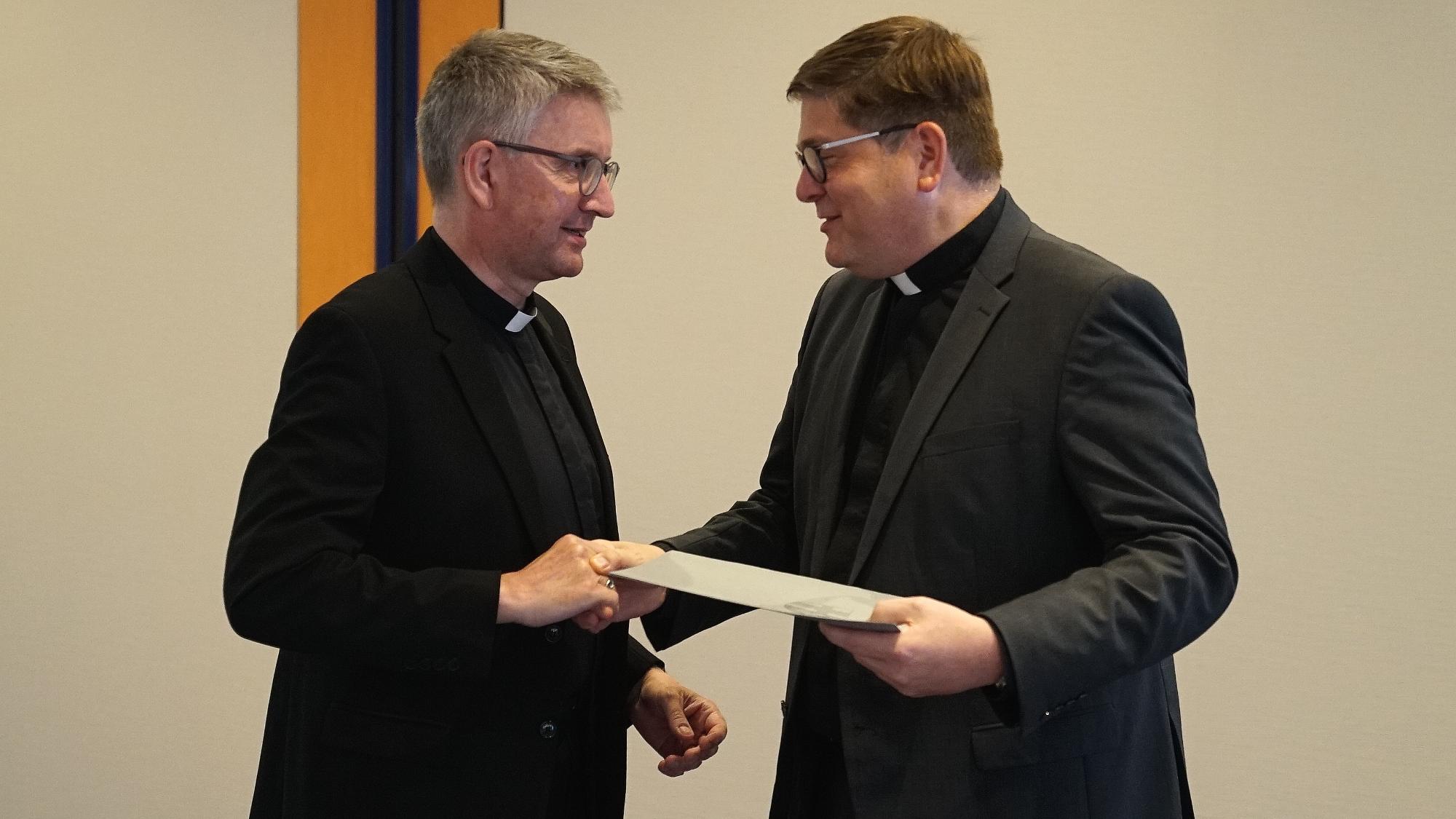 Bischof Peter Kohlgraf überreichte die Ernennungsurkunde an Tonke Dennebaum (rechts).