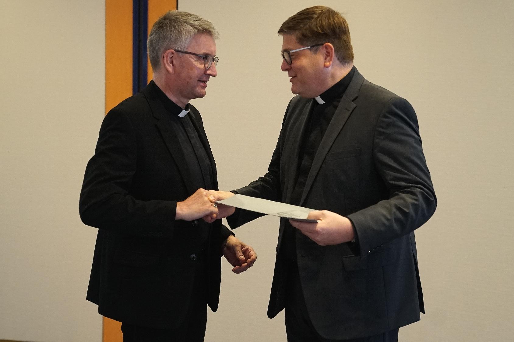 Bischof Peter Kohlgraf überreichte die Ernennungsurkunde an Tonke Dennebaum (rechts). (c) Bistum Limburg/Schnelle