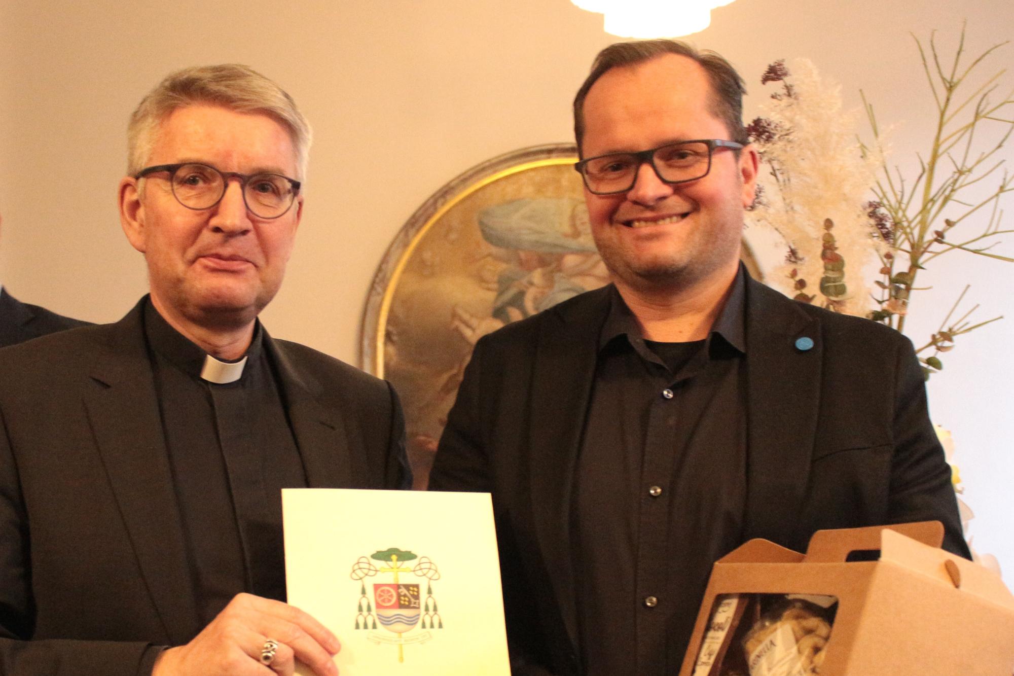 Mainz, 12. Dezember 2023: Bischof Peter Kohlgraf verabschiedete Finanzdirektor Christof Molitor (rechts).