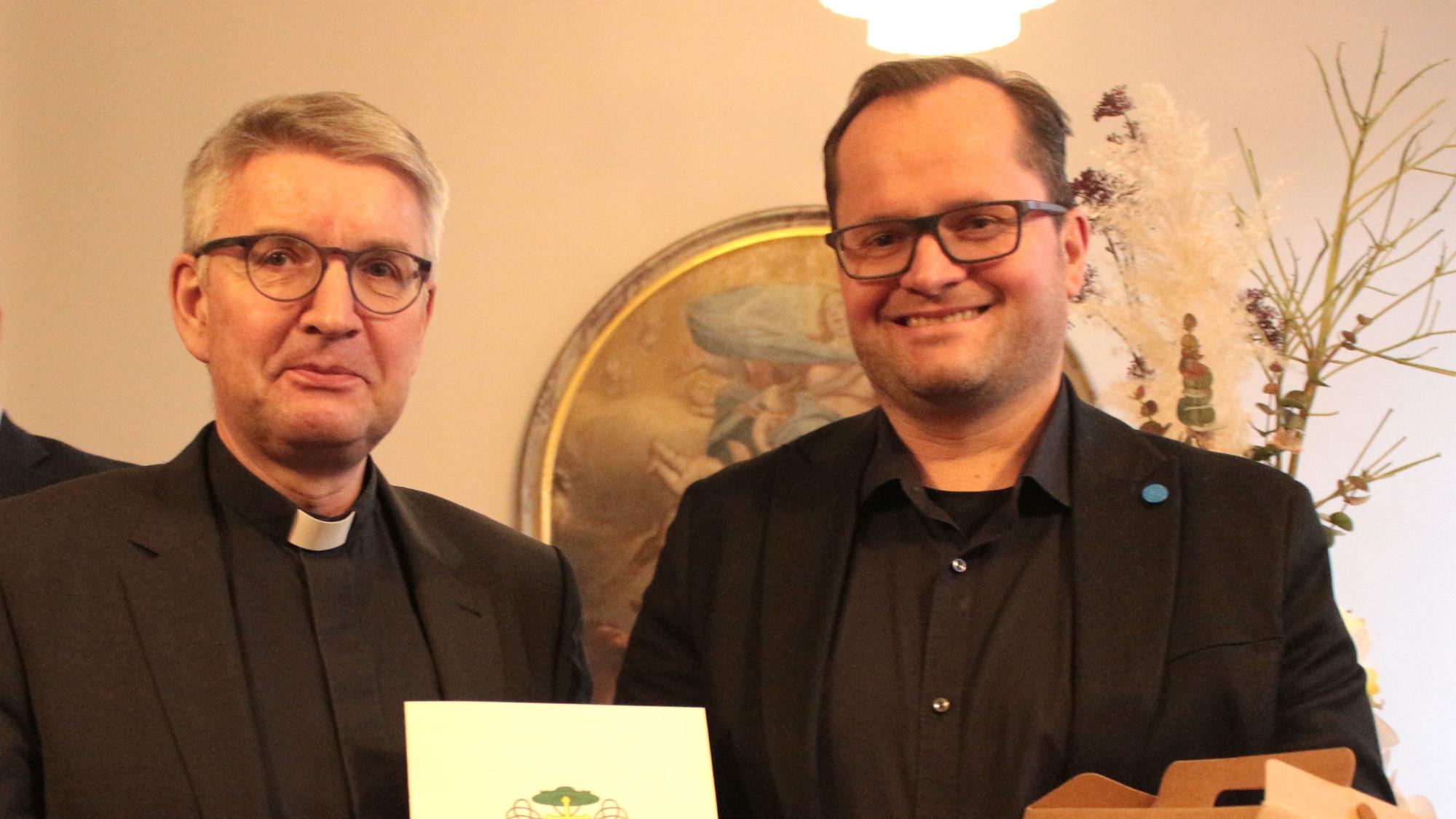 Mainz, 12. Dezember 2023: Bischof Peter Kohlgraf verabschiedete Finanzdirektor Christof Molitor (rechts).