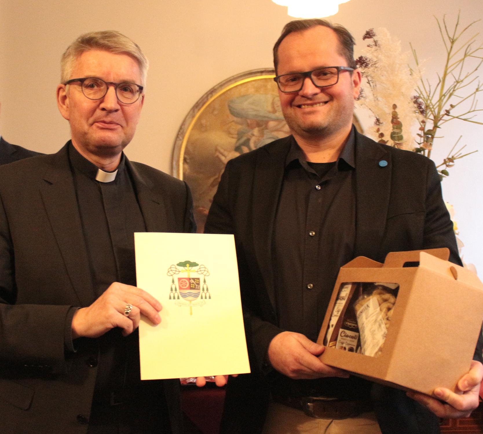 Mainz, 12. Dezember 2023: Bischof Peter Kohlgraf verabschiedete Finanzdirektor Christof Molitor (rechts). (c) Bistum Mainz / Blum