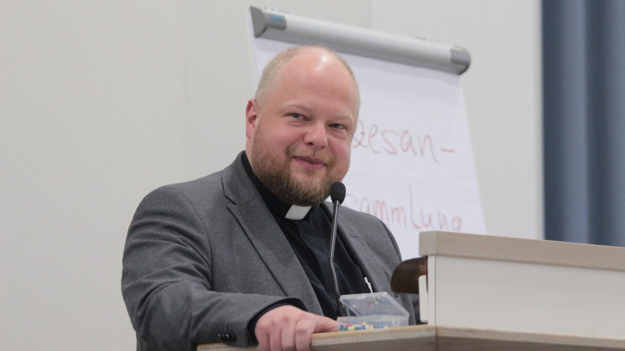 Generalvikar Dr. Sebastian Lang bei der Diözesanversammlung im Juni 2024 im Erbacher Hof in Mainz.