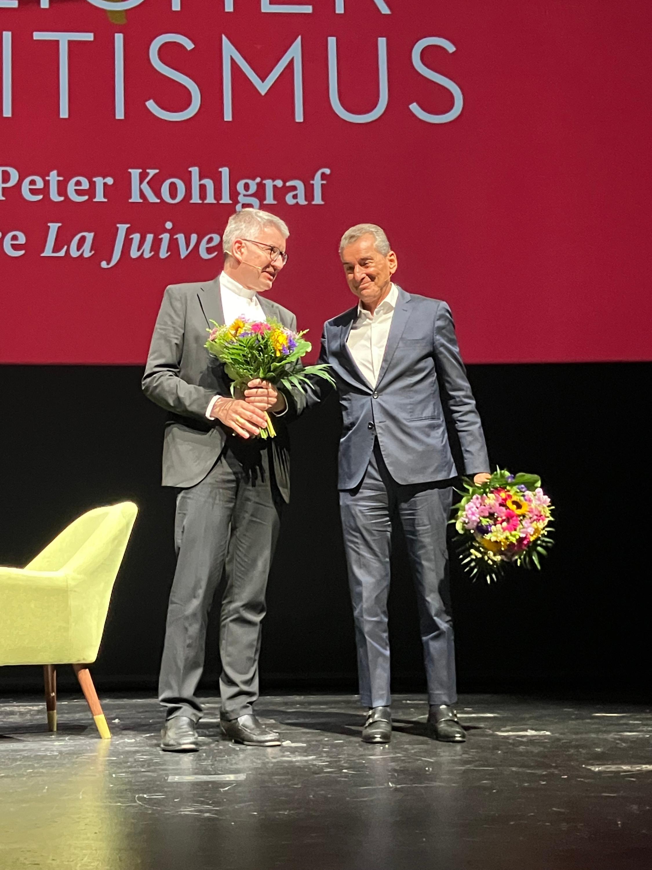 Frankfurt, 1. Juli 2024: Bischof Peter Kohlgraf und Michel Friedman (rechts) sprachen in der Oper Frankfurt rund 90 Minuten über christlichen Antisemitismus.