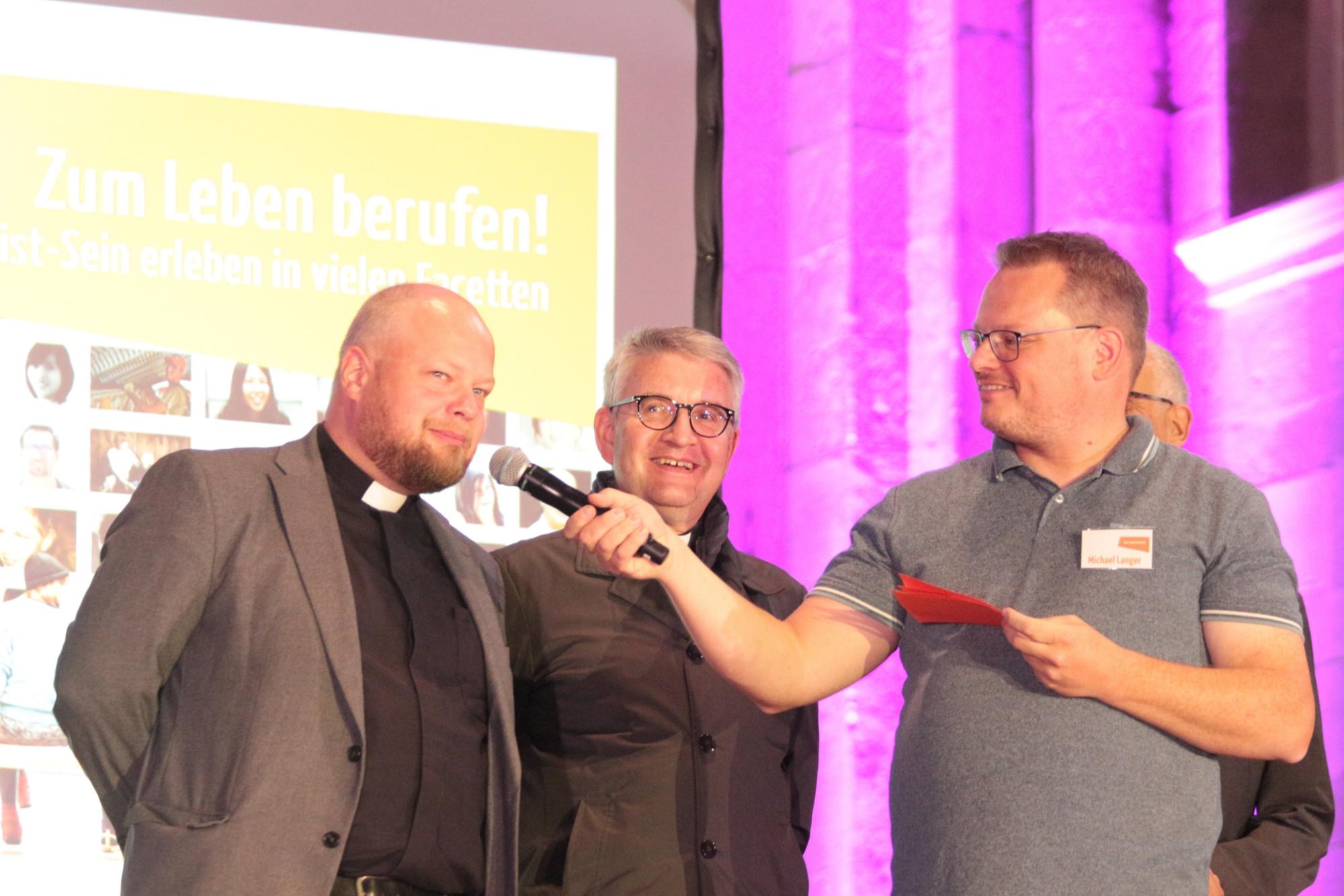 Generalvikar Dr. Sebastian Lang (links) zusammen mit Bischof Peter Kohlgraf bei der Fragerunde zum Firmbewerbertag im September 2024 im Mainzer Dom. (c) Bistum Mainz / Blum