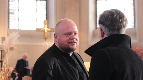Generalvikar Dr. Sebastian Lang im Gespräch vor dem Gründungsgottesdienst in Bensheim im Januar 2025.