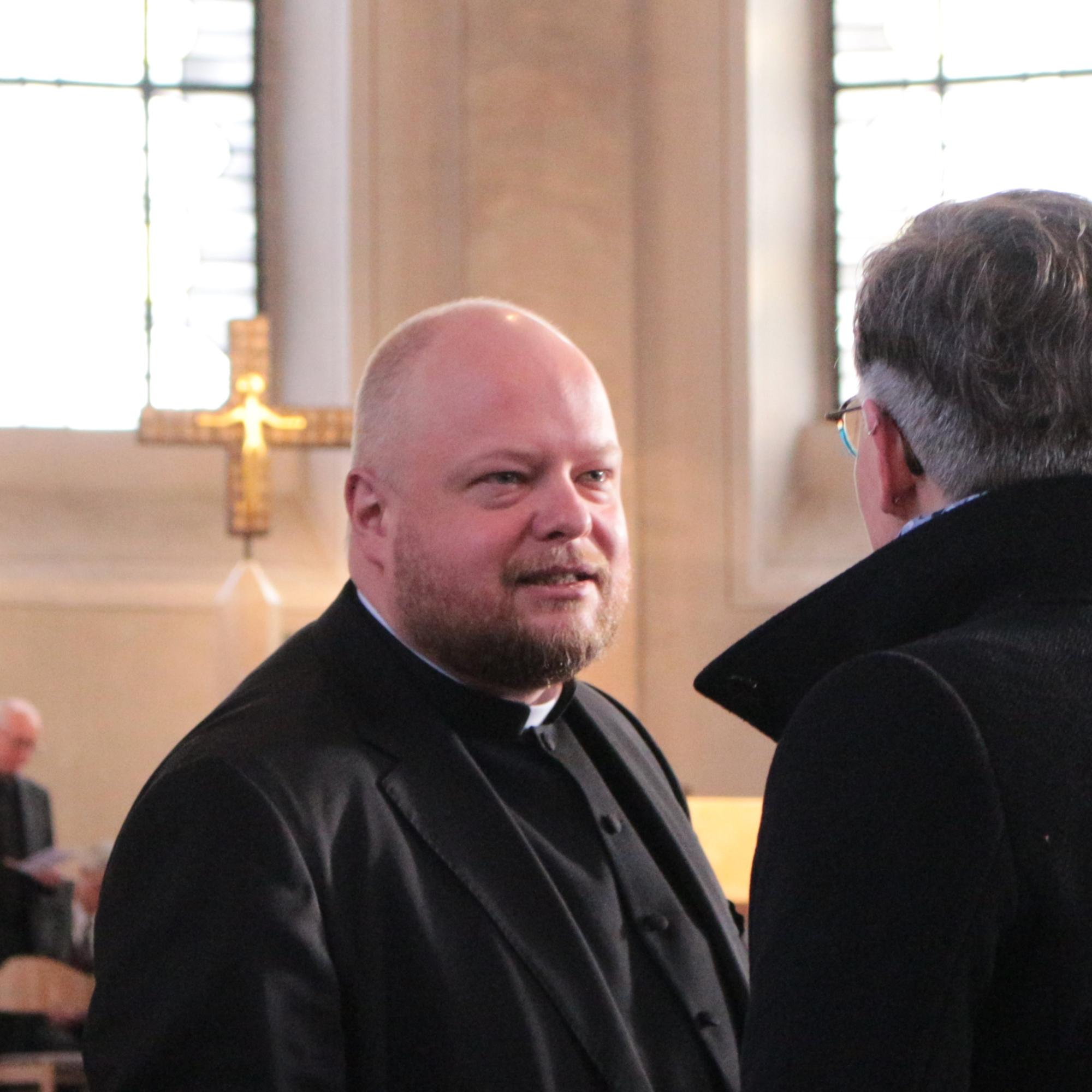 Generalvikar Dr. Sebastian Lang im Gespräch vor dem Gründungsgottesdienst in Bensheim im Januar 2025.