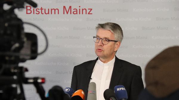 Der Mainzer Bischof Peter Kohlgraf vor Journalisten bei einem Termin im Jahr 2023.