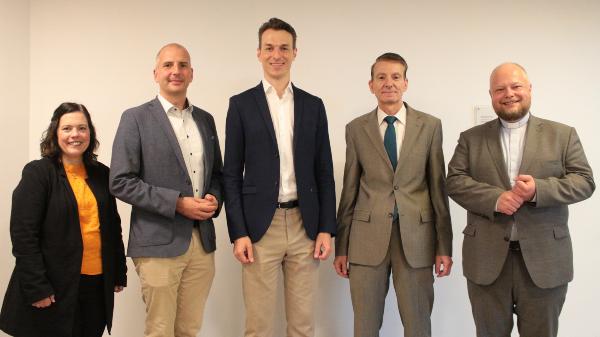 Mainz, 15. September 2025: Vorstellung des zweiten Geschäftsführer für die Schulgesellschaft St. Martinus (v.l.n.r.): Bevollmächtigte Stephanie Rieth, Gereon Geissler, Andreas Küffner, Uwe Brobeil und Generalvikar Dr. Sebastian Lang