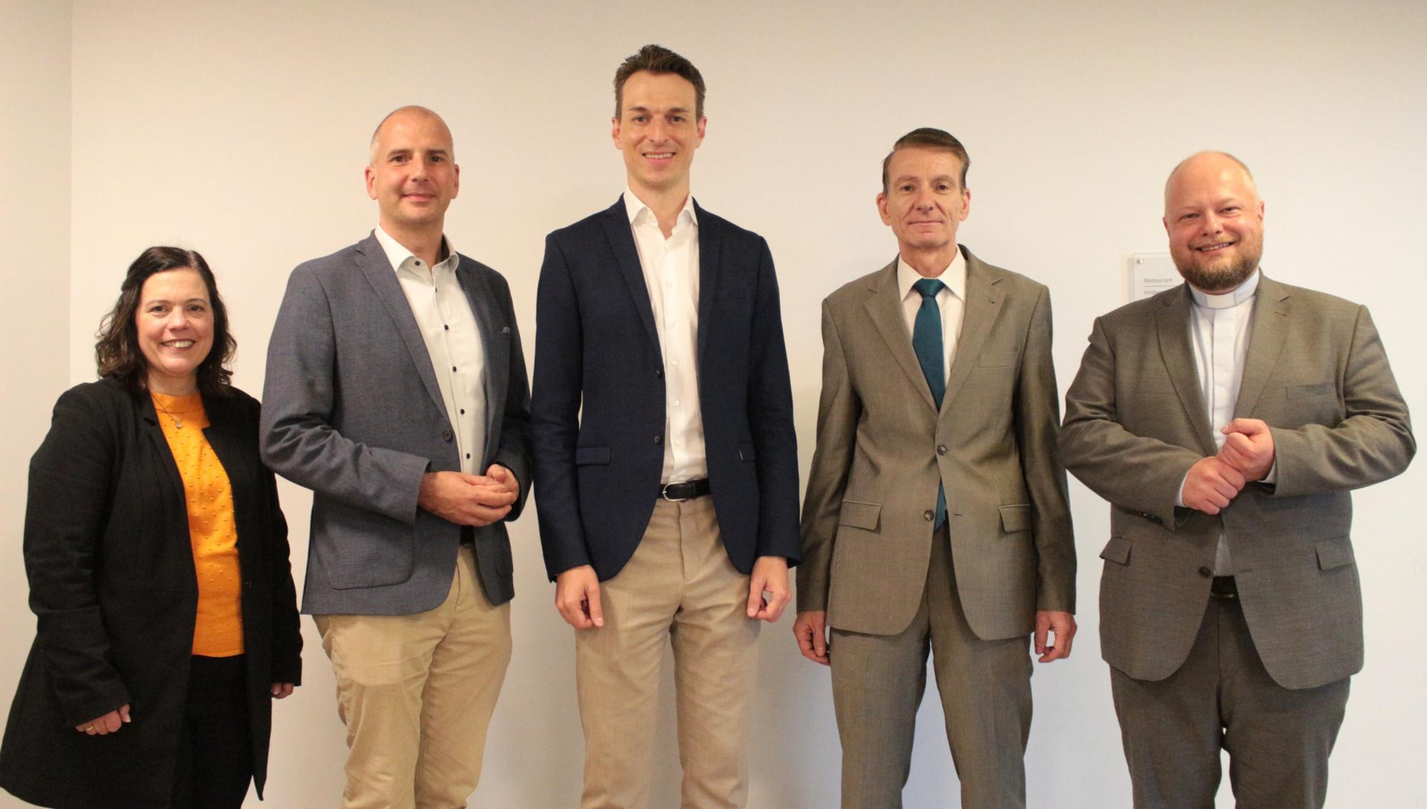 Mainz, 15. September 2025: Vorstellung des zweiten Geschäftsführer für die Schulgesellschaft St. Martinus (v.l.n.r.): Bevollmächtigte Stephanie Rieth, Gereon Geissler, Andreas Küffner, Uwe Brobeil und Generalvikar Dr. Sebastian Lang