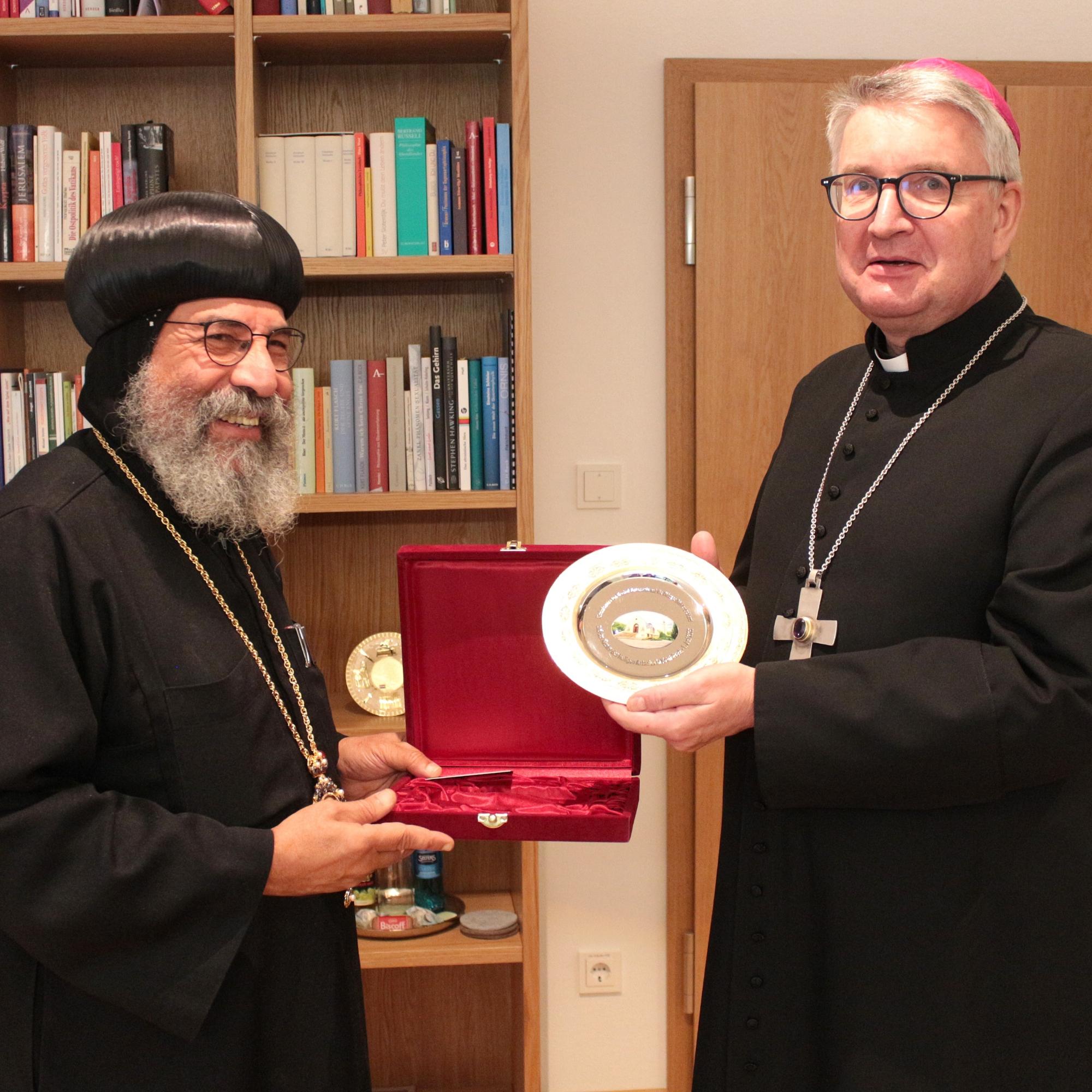 Mainz, 1. Oktober 2025: Der koptisch-orthodoxe Bischof Anba Deuscoros (links) überreichte eine Darstellung des Klosters St. Antonius in Waldsolms-Kröffelbach an den Mainzer Bischof Peter Kohlgraf.