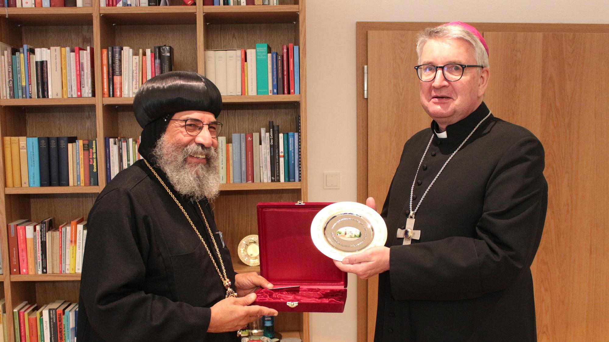Mainz, 1. Oktober 2025: Der koptisch-orthodoxe Bischof Anba Deuscoros (links) überreichte eine Darstellung des Klosters St. Antonius in Waldsolms-Kröffelbach an den Mainzer Bischof Peter Kohlgraf.