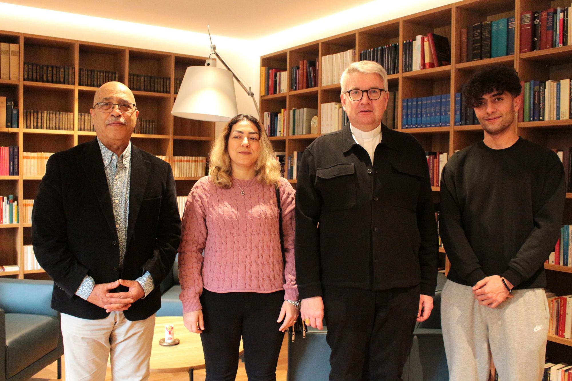 Mainz, 8. Dezember 2025: Besuch zum Tag der Menschenrechte (v.l.n.r.) Behrouz Asadi, Farideh Salawati, Bischof Peter Kohlgraf und Nechirvan Marouf.