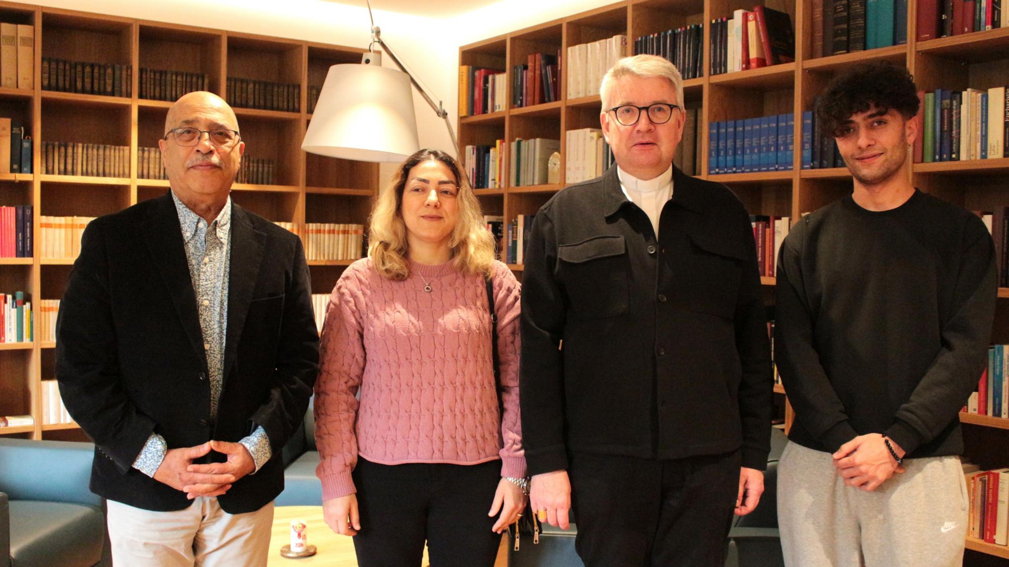 Mainz, 8. Dezember 2025: Besuch zum Tag der Menschenrechte (v.l.n.r.) Behrouz Asadi, Farideh Salawati, Bischof Peter Kohlgraf und Nechirvan Marouf.