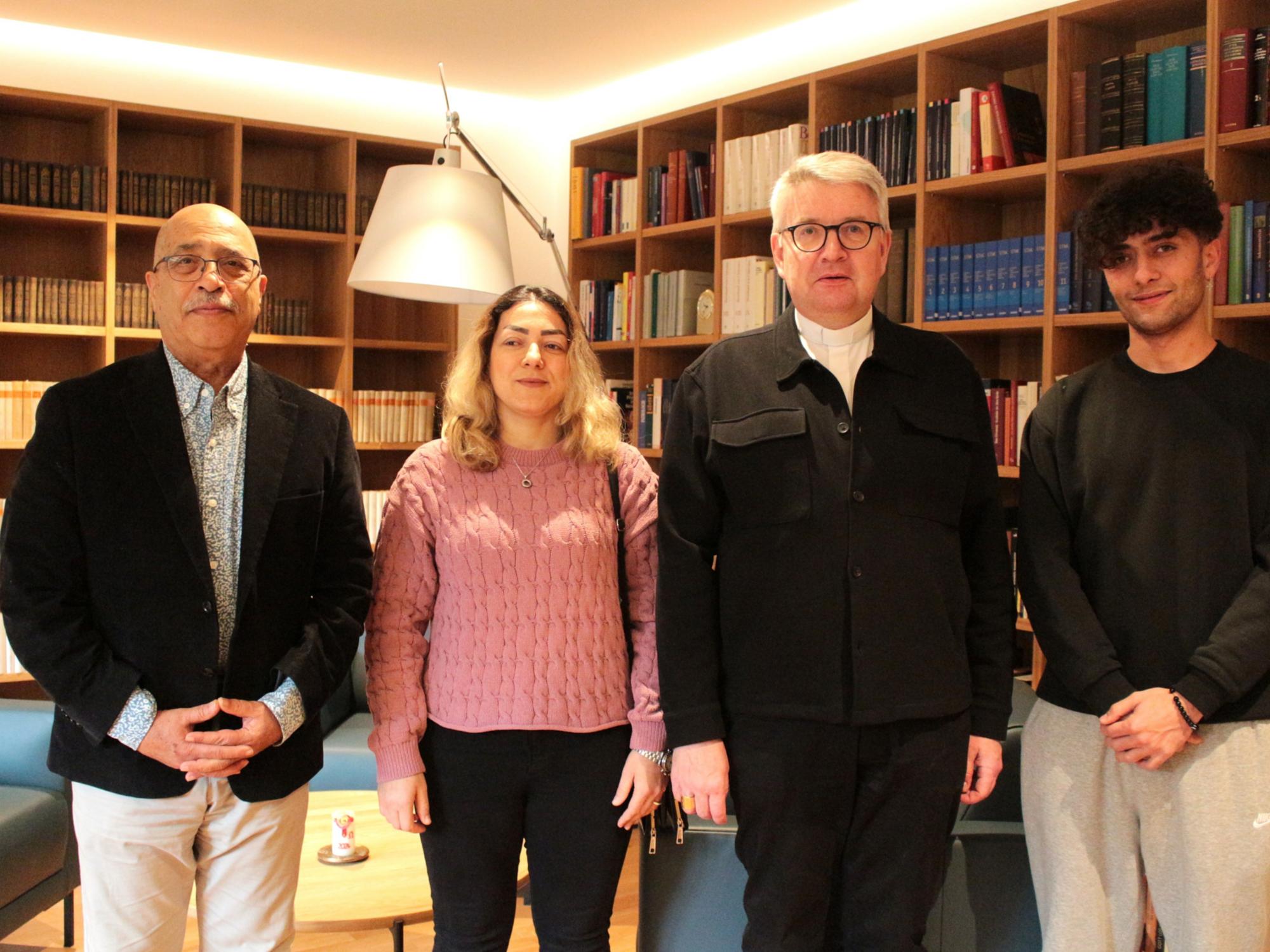 Mainz, 8. Dezember 2025: Besuch zum Tag der Menschenrechte (v.l.n.r.) Behrouz Asadi, Farideh Salawati, Bischof Peter Kohlgraf und Nechirvan Marouf.