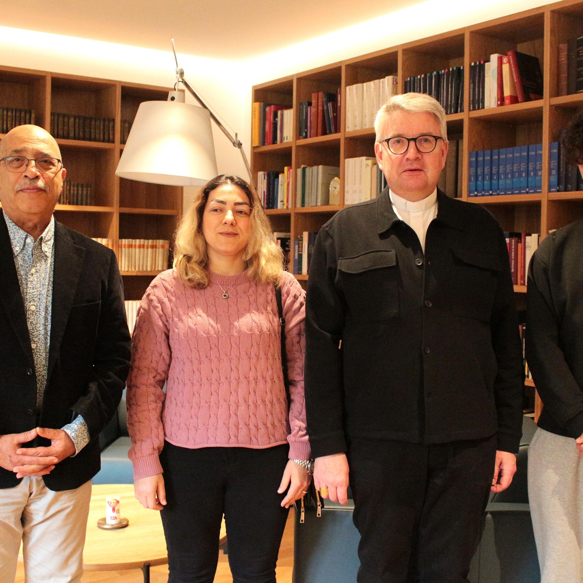 Mainz, 8. Dezember 2025: Besuch zum Tag der Menschenrechte (v.l.n.r.) Behrouz Asadi, Farideh Salawati, Bischof Peter Kohlgraf und Nechirvan Marouf.