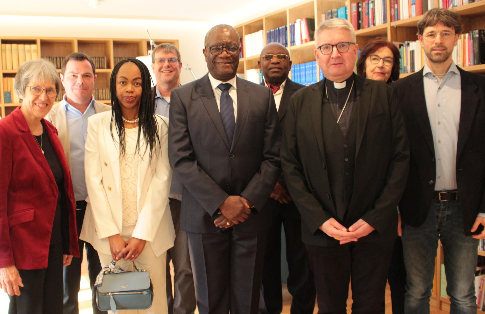 Mainz, 18. Februar 2026: Friedensnobelpreisträger Denis Muckwege (Mitte) zu Gast bei Bischof Peter Kohlgraf (rechts daneben) im Mainzer Bischofhaus.. (c) Bistum Mainz / Blum