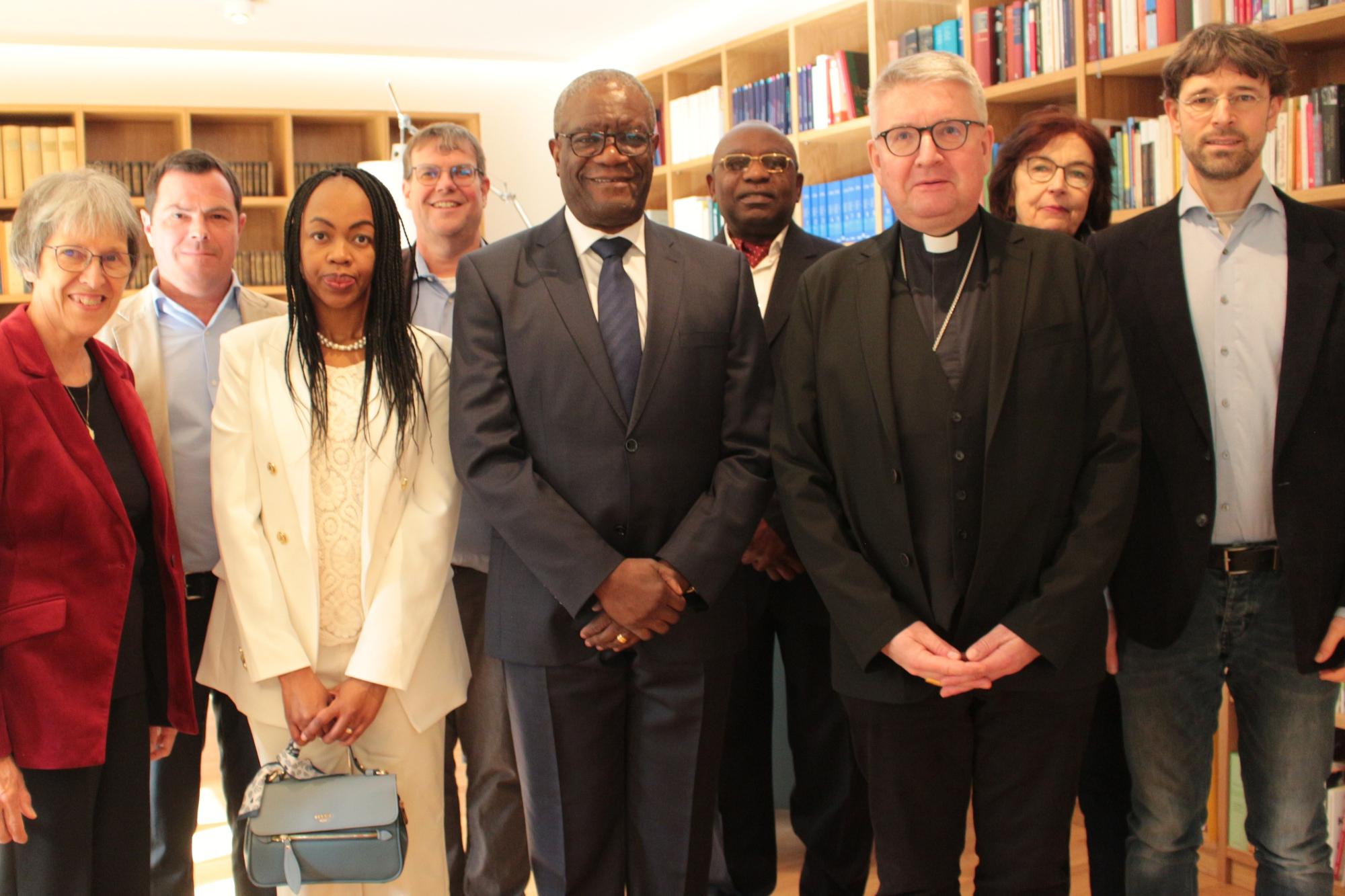 Mainz, 18. Februar 2026: Friedensnobelpreisträger Denis Muckwege (Mitte) zu Gast bei Bischof Peter Kohlgraf (rechts daneben) im Mainzer Bischofhaus..