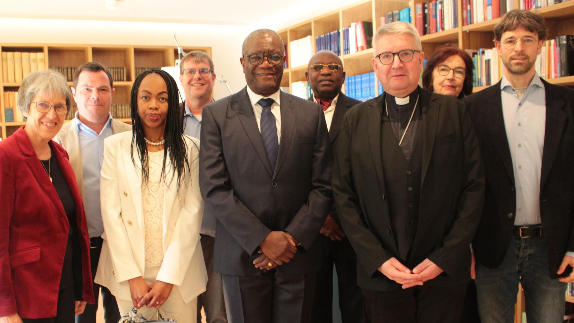 Mainz, 18. Februar 2026: Friedensnobelpreisträger Denis Muckwege (Mitte) zu Gast bei Bischof Peter Kohlgraf (rechts daneben) im Mainzer Bischofhaus..
