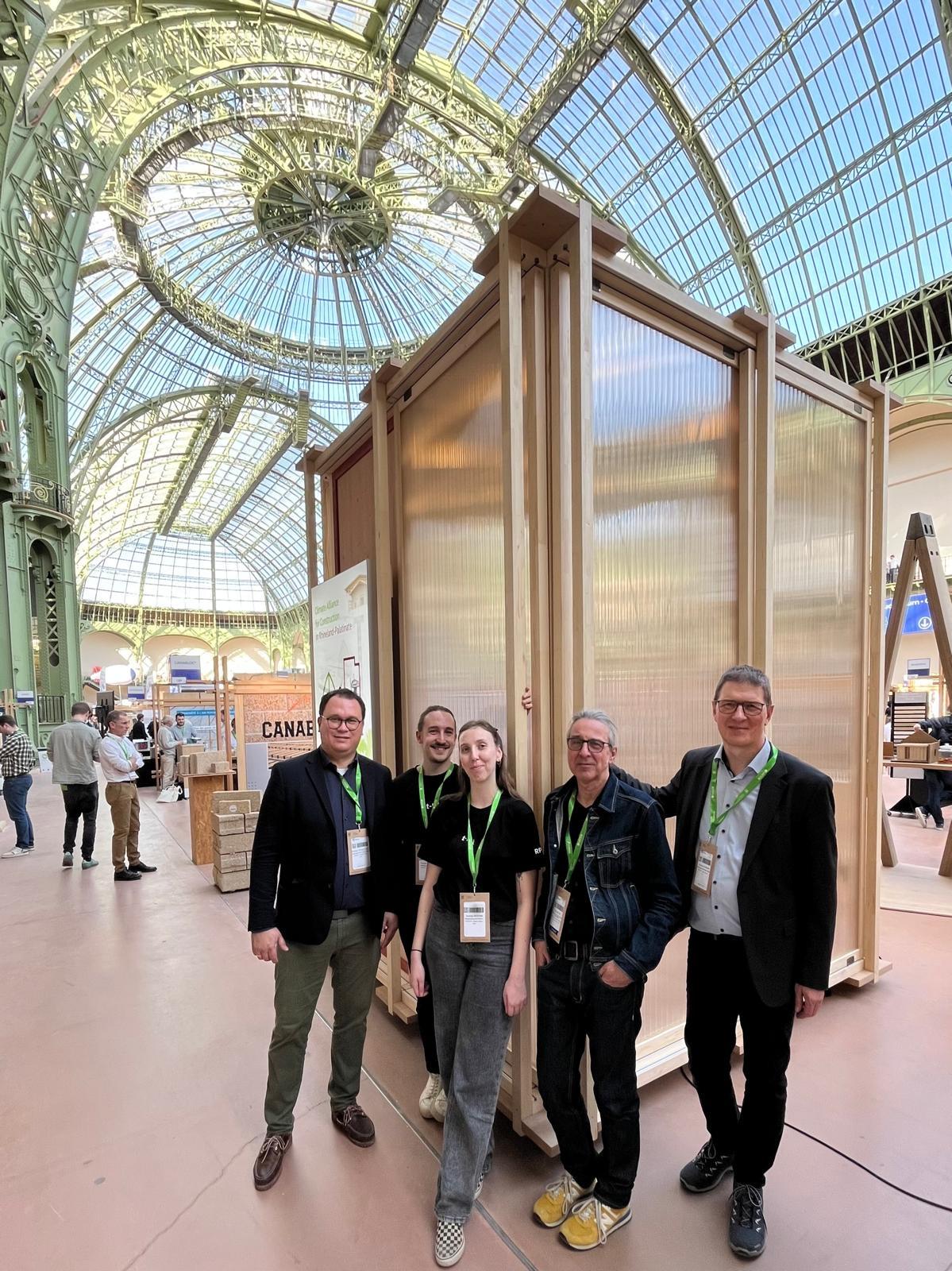 Paris, 26. Februar 2026: Vorstellung der KirchenBOX in Paris (v.l.n.r.): Roman Prokscha, Pascal Richter, Svenja Brehm und Prof. Dirk Bayer (alle drei von der RPTU) sowie Baudirektor Johannes Krämer. (c) Bistum Mainz