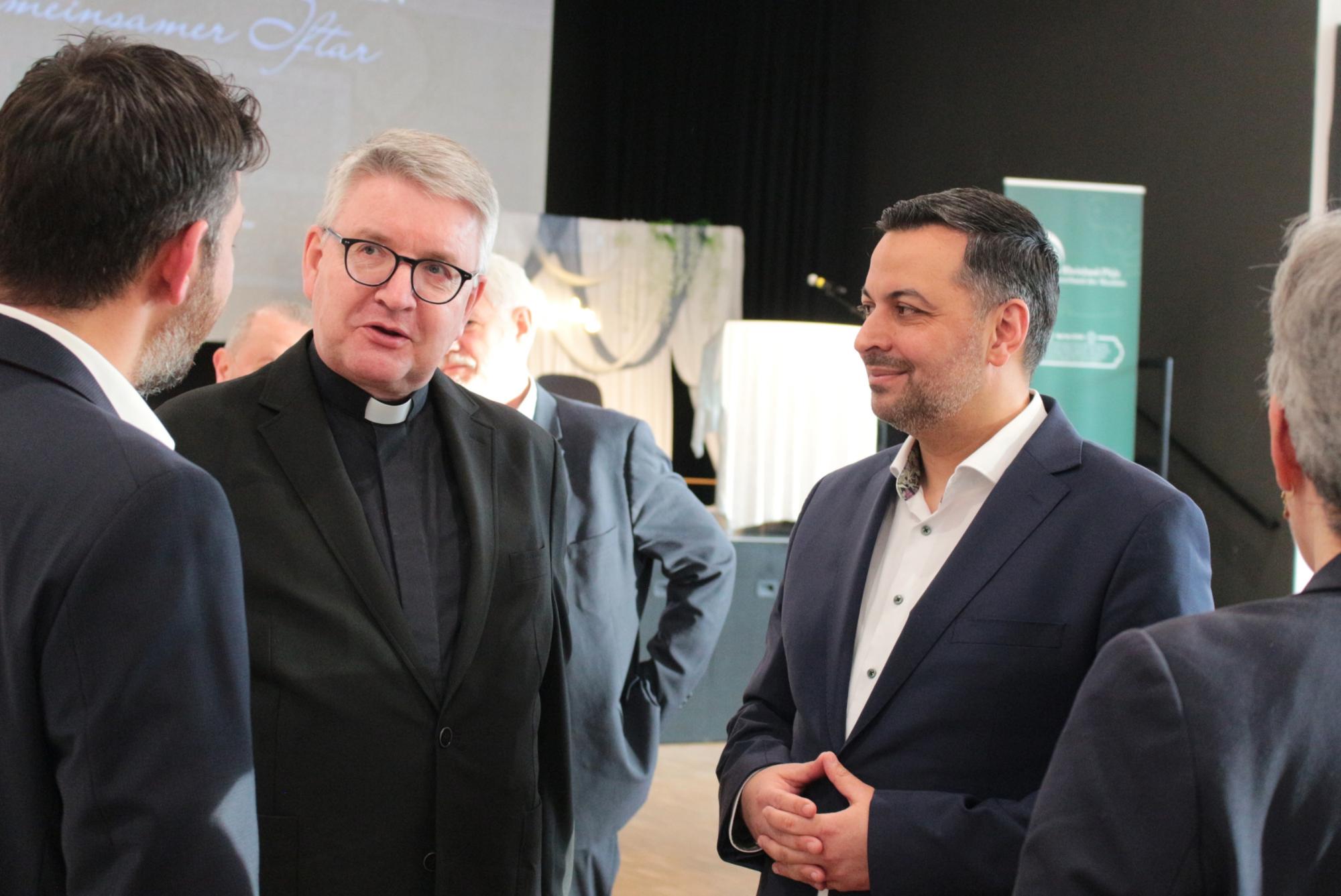 Mainz, 8. März 2026: Bischof Peter Kohlgraf im Gespräch beim Fastenbrechen der SCHURA in Mainz; rechts: SCHURA-Vorsitzender Akif Ünal. (c) Bistum Mainz / Blum