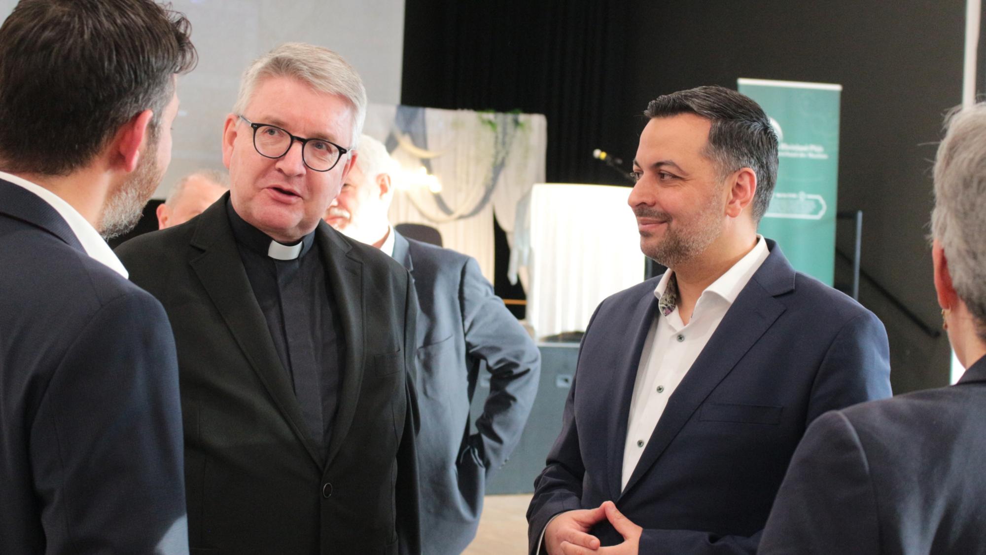 Mainz, 8. März 2026: Bischof Peter Kohlgraf im Gespräch beim Fastenbrechen der SCHURA in Mainz; rechts: SCHURA-Vorsitzender Akif Ünal.