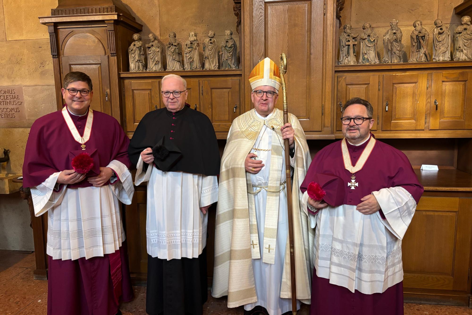 Mainz, 3. Mai 2026: Pontifikalvesper im Dom (v.l.n.r.): Domkapitular Tonke Dennebaum, Dompräbendat em. Gerold Reinbott, Bischof Peter Kohlgraf und Domdekan Henning Priesel.