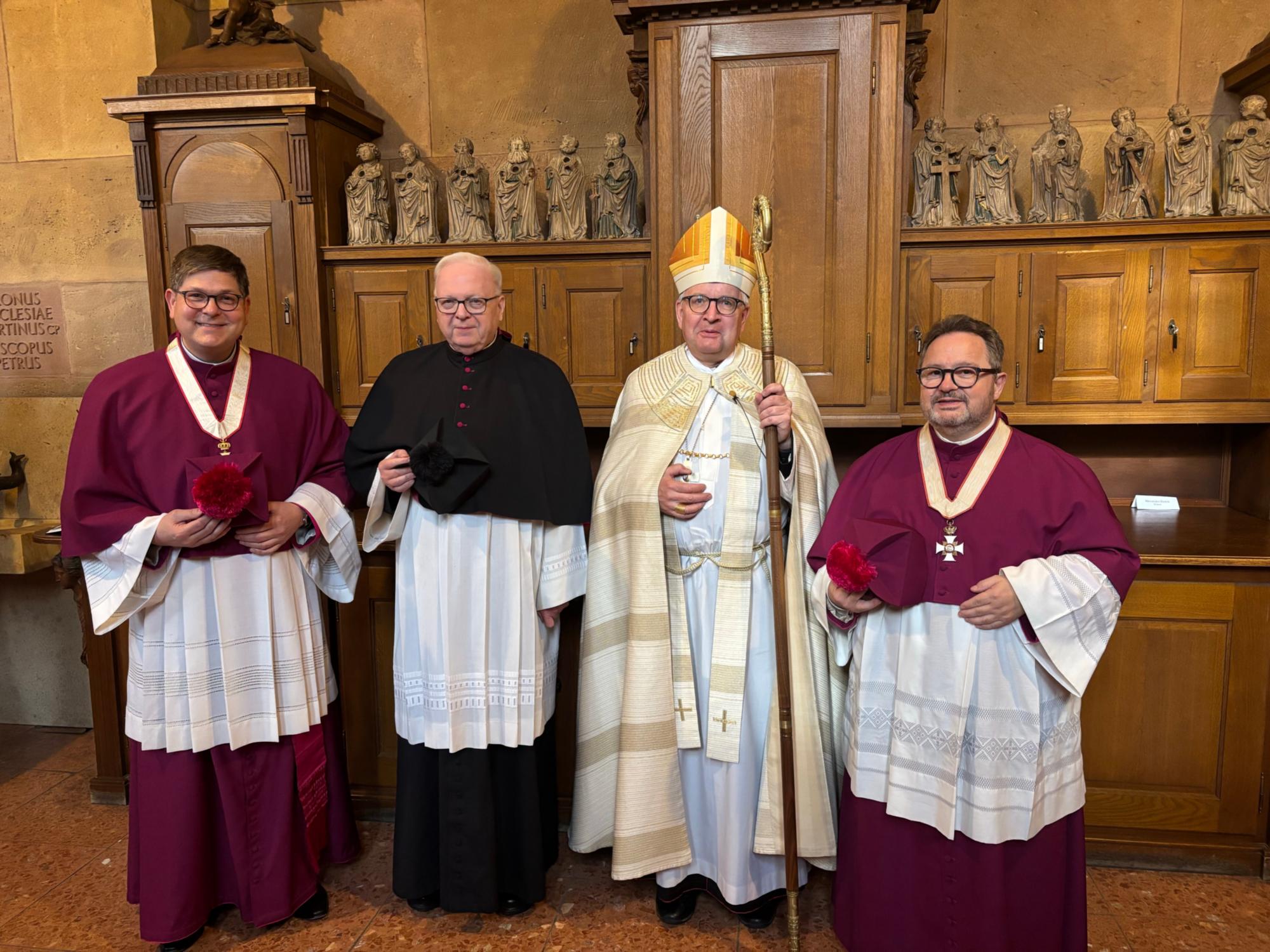Mainz, 3. Mai 2026: Pontifikalvesper im Dom (v.l.n.r.): Domkapitular Tonke Dennebaum, Dompräbendat em. Gerold Reinbott, Bischof Peter Kohlgraf und Domdekan Henning Priesel.
