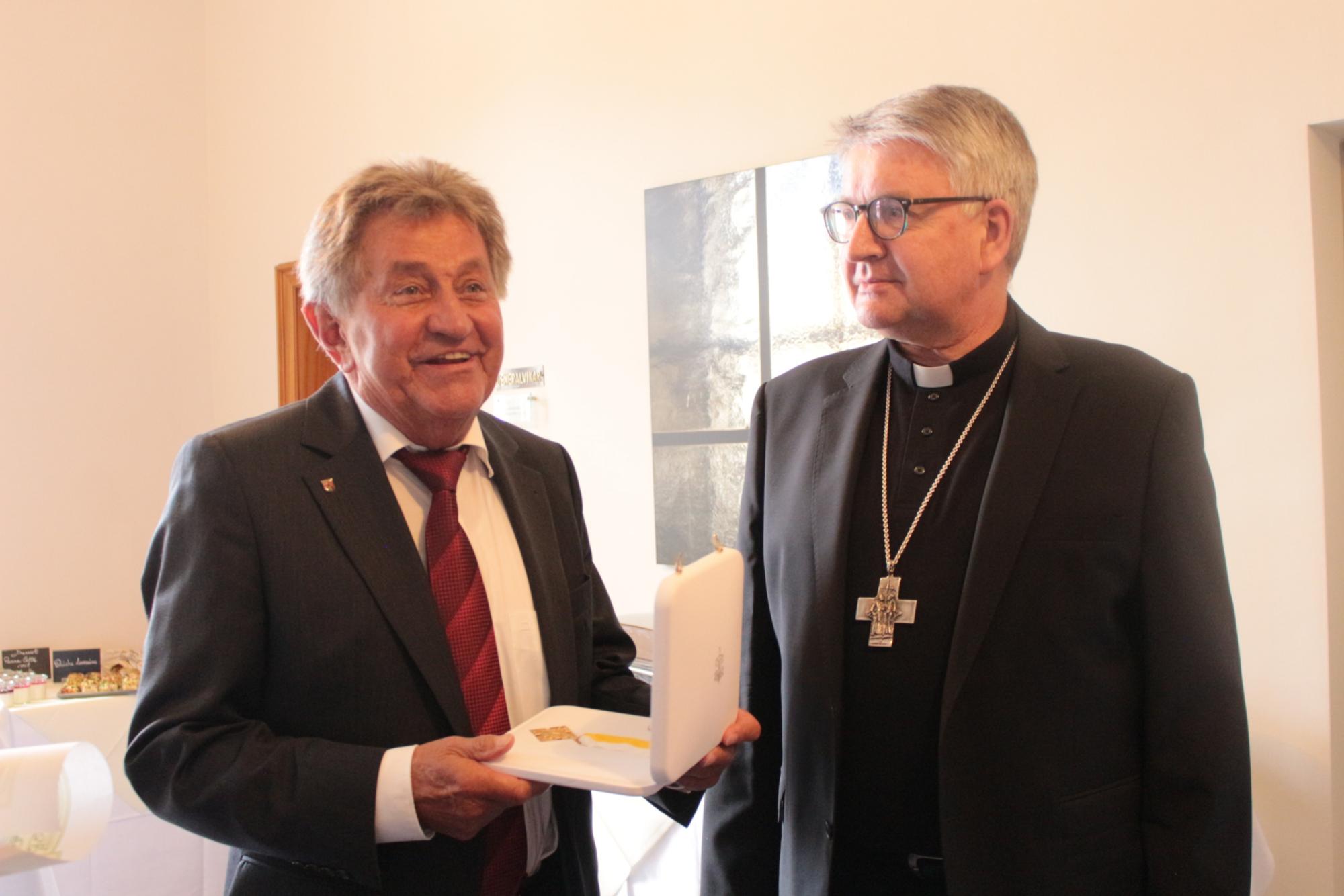 Mainz, 5. Mai 2026: Der Mainzer Bischof Peter Kohlgraf würdigte das ehrenamtliche Engagement von Norbert Schwab  (links) beim Kirchlichen Arbeitsgericht mit der Päpstlichen Verdienstmedaille Bene Merenti.
