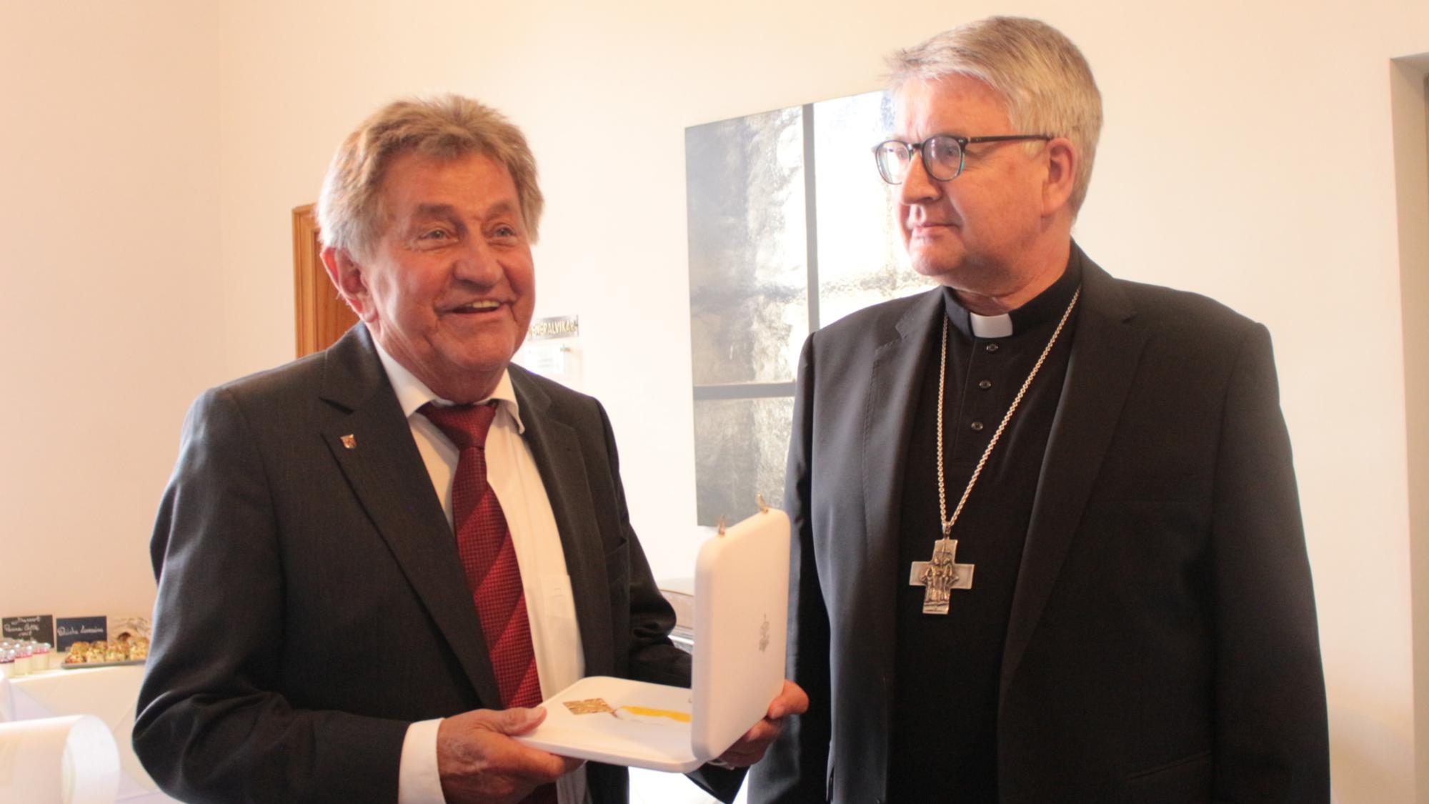 Mainz, 5. Mai 2026: Der Mainzer Bischof Peter Kohlgraf würdigte das ehrenamtliche Engagement von Norbert Schwab  (links) beim Kirchlichen Arbeitsgericht mit der Päpstlichen Verdienstmedaille Bene Merenti.