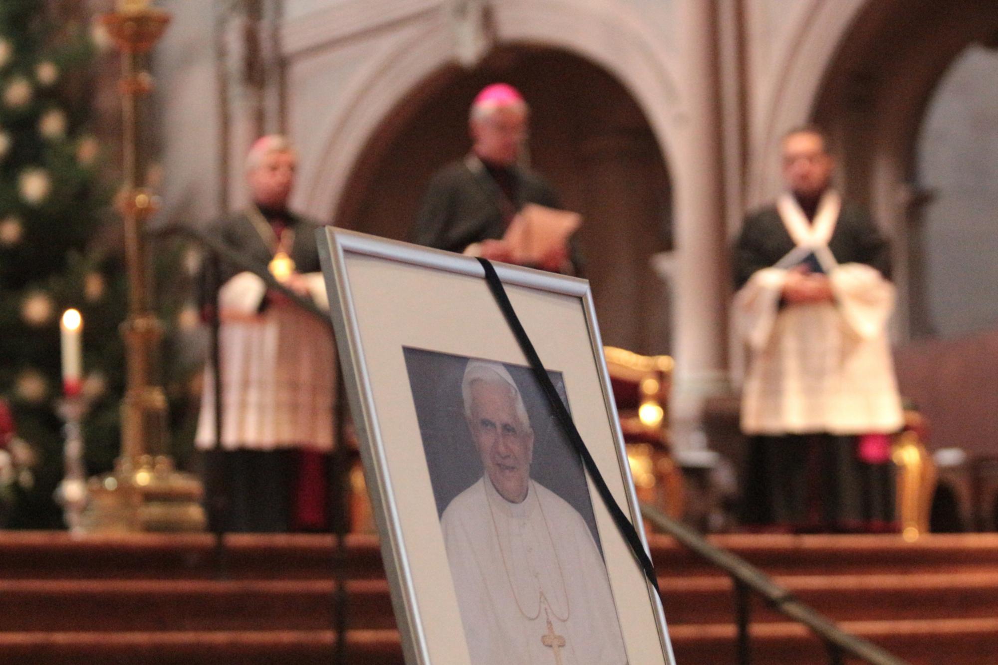 Mainz, 31. Dezember 2022: Andacht für den verstorbenen Papst em. Benedikt XVI. im Mainzer Dom. (c) Bistum Mainz / Blum
