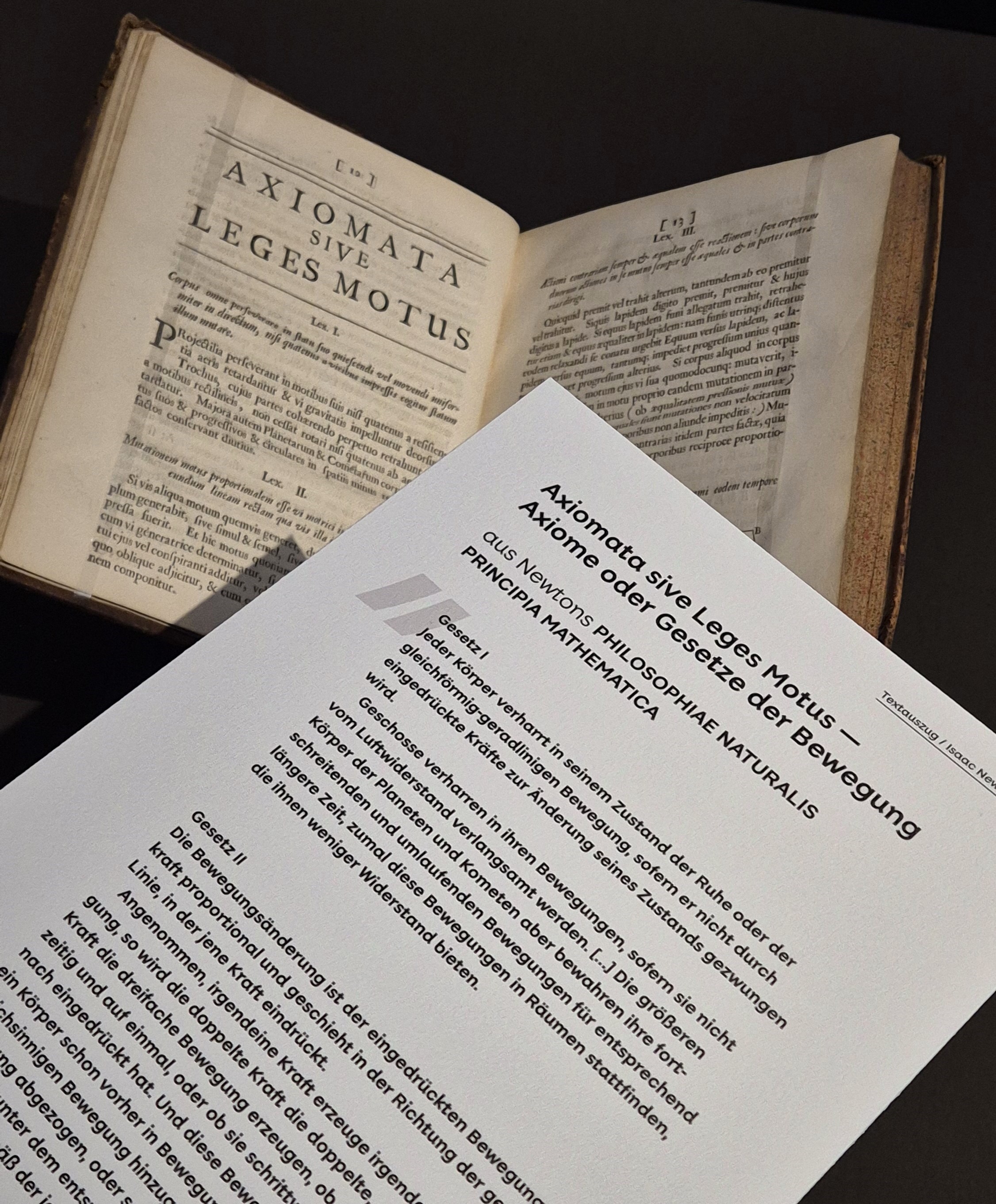 Mainz, 26. September 2024: Ein 'Schlüsselwerk der Wissenschaftsgeschichte': Isaac Newtons ‚Philosophiae Naturalis Principia Mathematica‘ (London, 1687), ausgestellt in der Mainzer Martinus-Bibliothek.