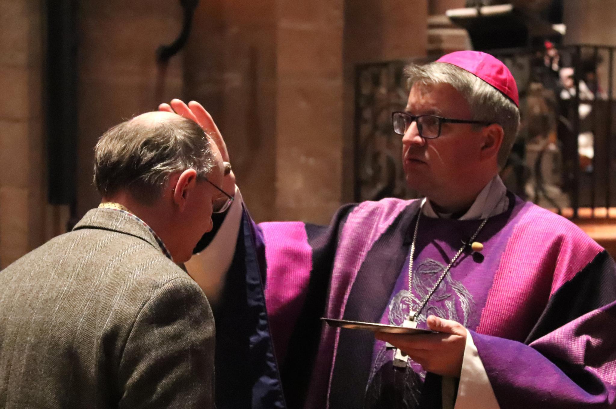 Mainz, 6.3.2019: Bischof Peter Kohlgraf zeichnet einem Gottesdienstteilnehmer als Zeichen der Buße und Umkehr das Aschenkreuz auf die Stirn.