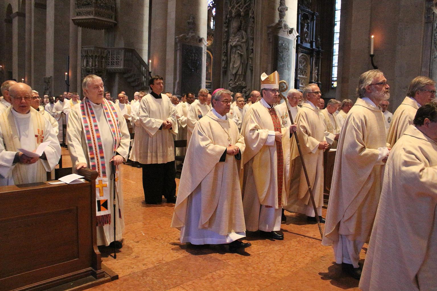 Mainz, 15. April 2019: Bischof Peter Kohlgraf beim Einzug zur Missa chrismatis im Mainzer Dom. (c) Bistum Mainz / Blum